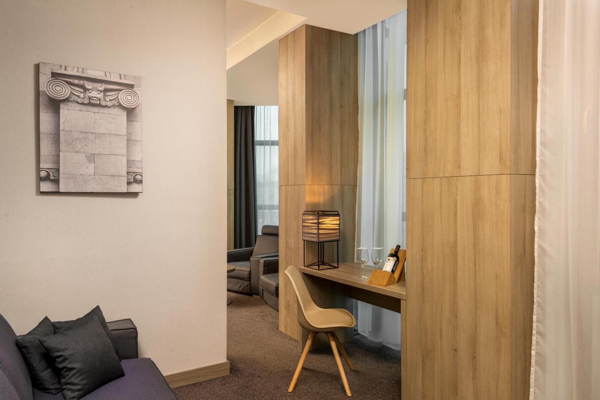 Executive Suite,1546677733:JPEG