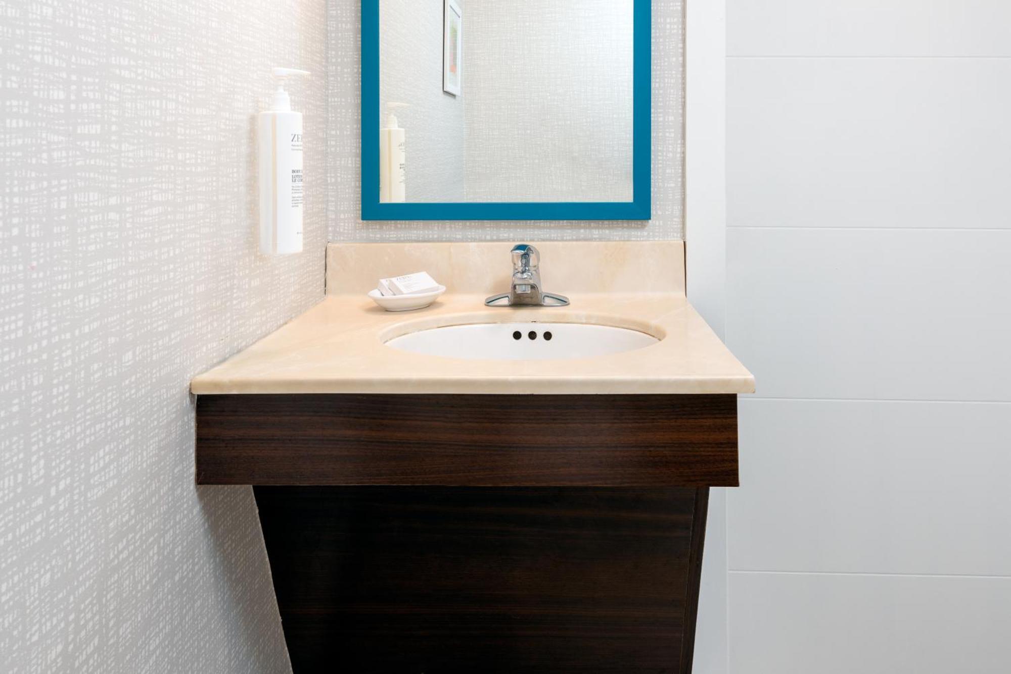 King Room Accessible Tub Mobility Hearing Access or Non-Smoking,1546903546:JPEG