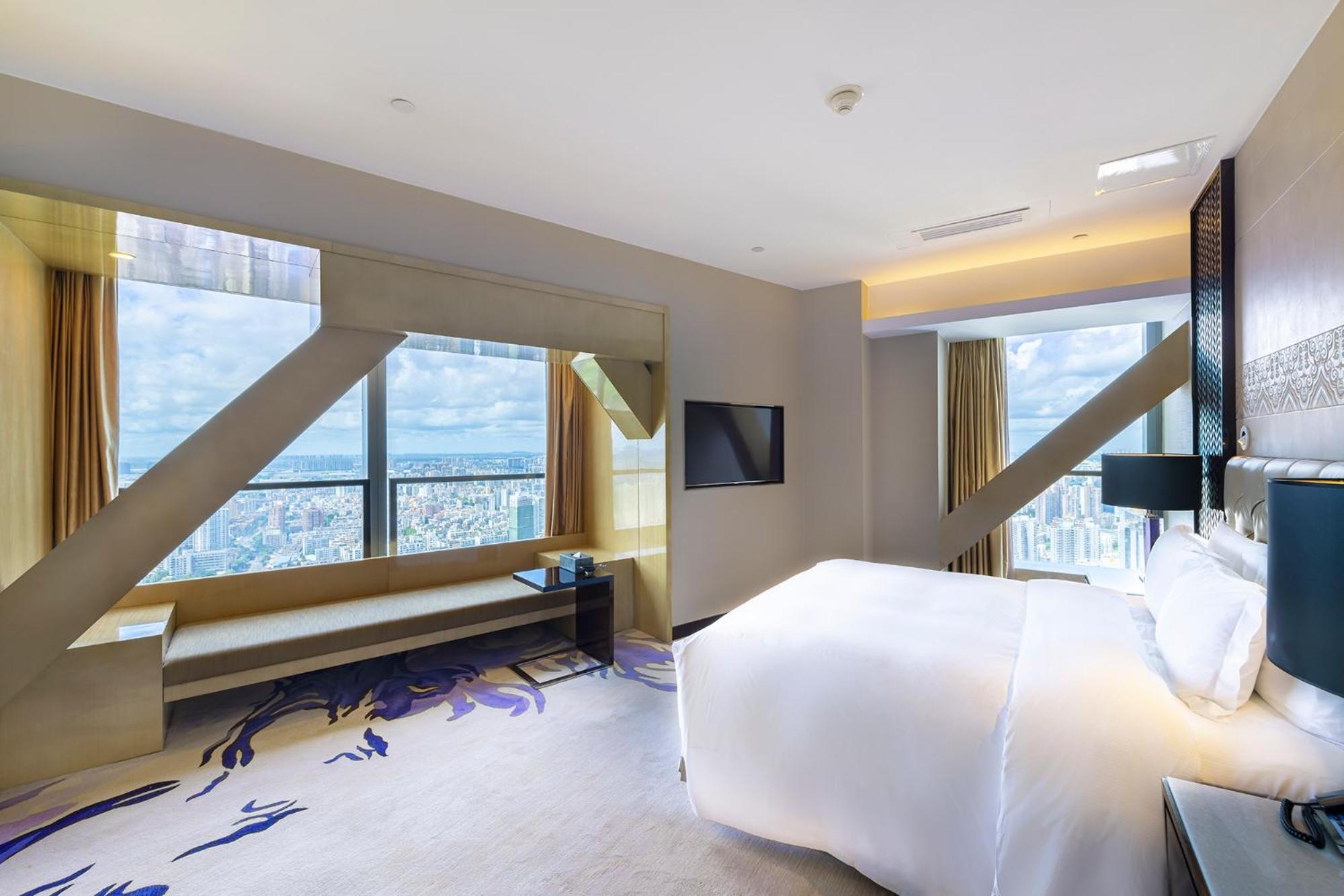 Deluxe King Suite with Lounge Access
