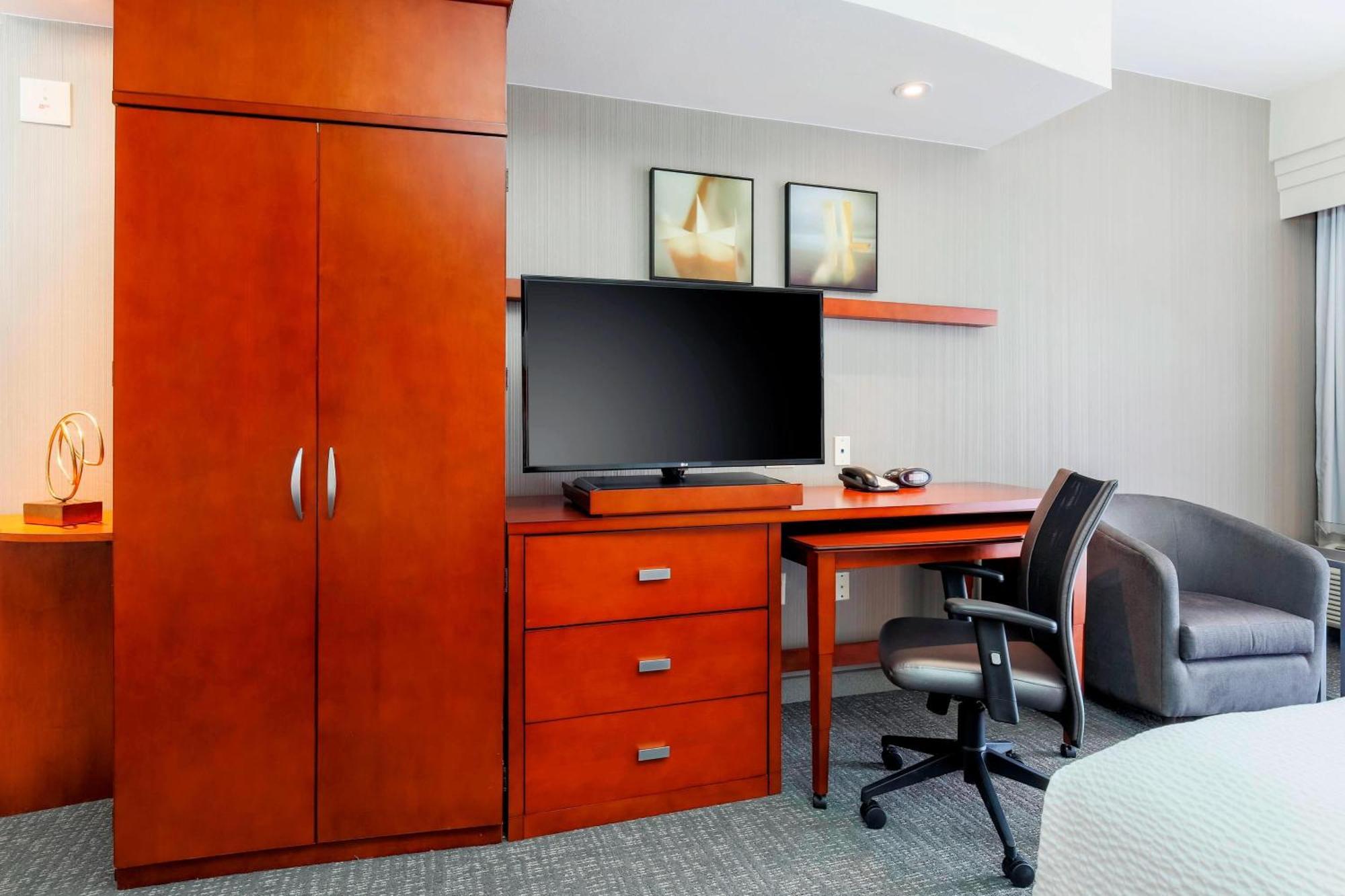 1 Bedroom 2 room Suite, 1 King, Sofa bed,1617845301:JPEG