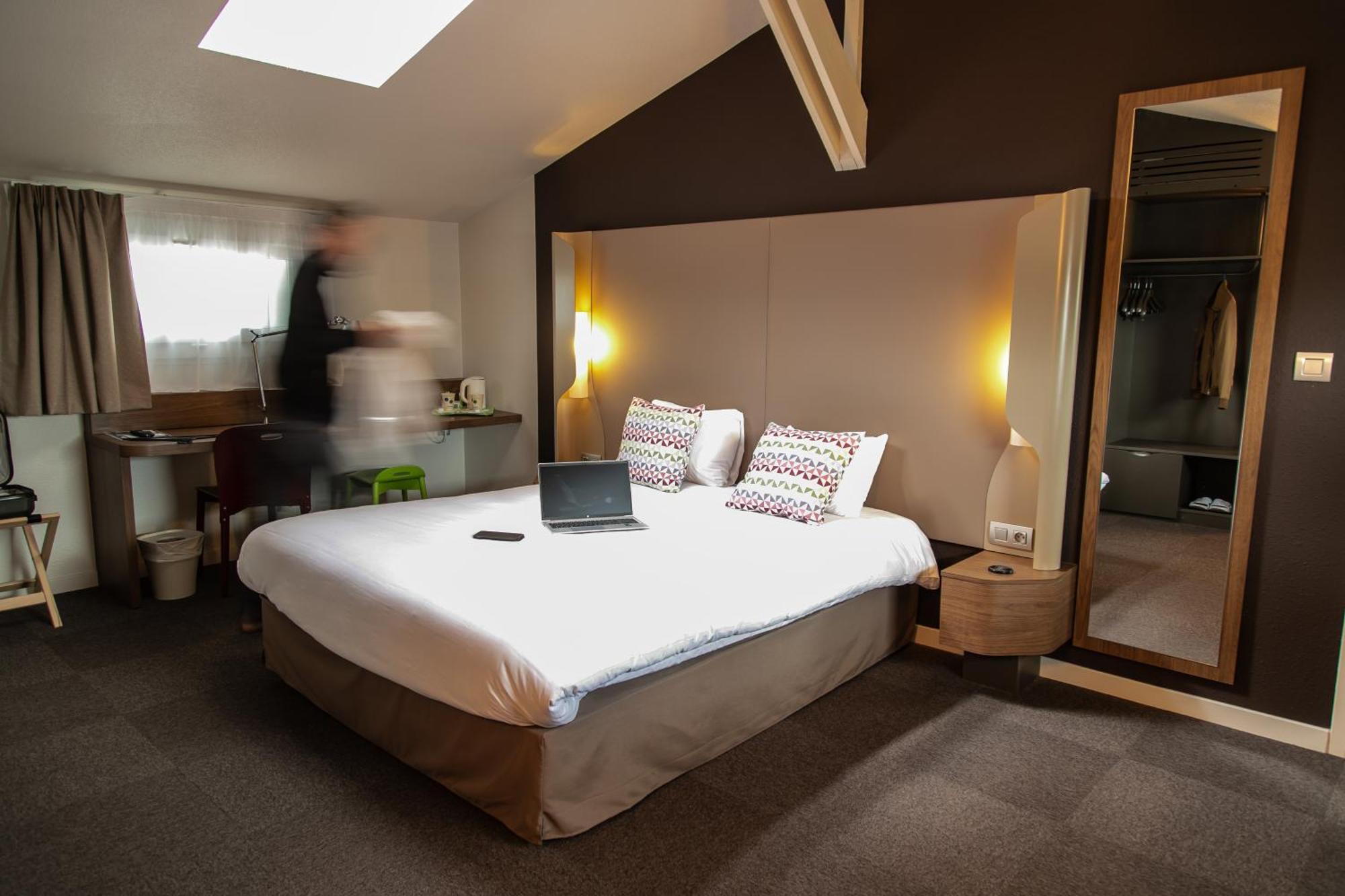 Room One Double Twin Beds