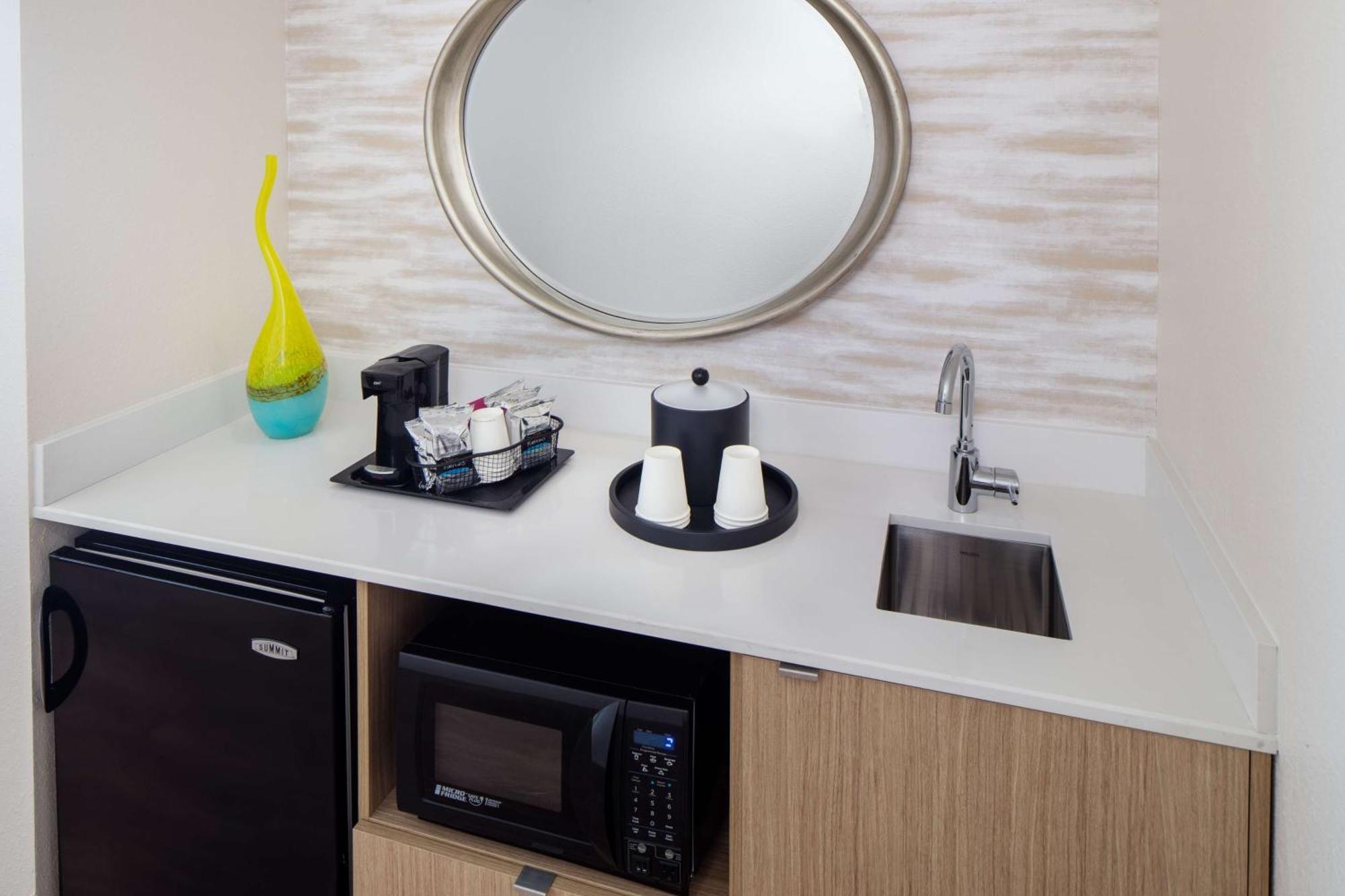 King Studio Suite with Whirlpool - Non-Smoking,1548829654:JPEG