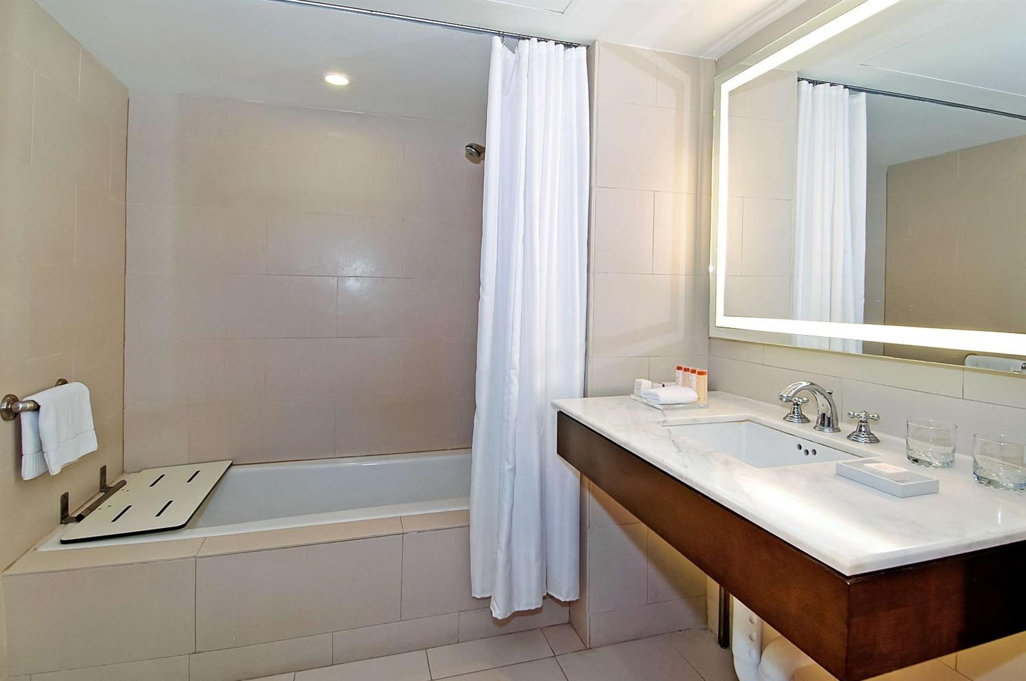 King Room BathTub Disability Access