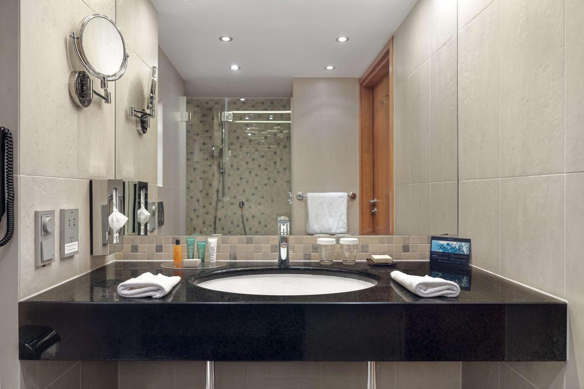 Chambre Lit King-Size Hilton - Cour