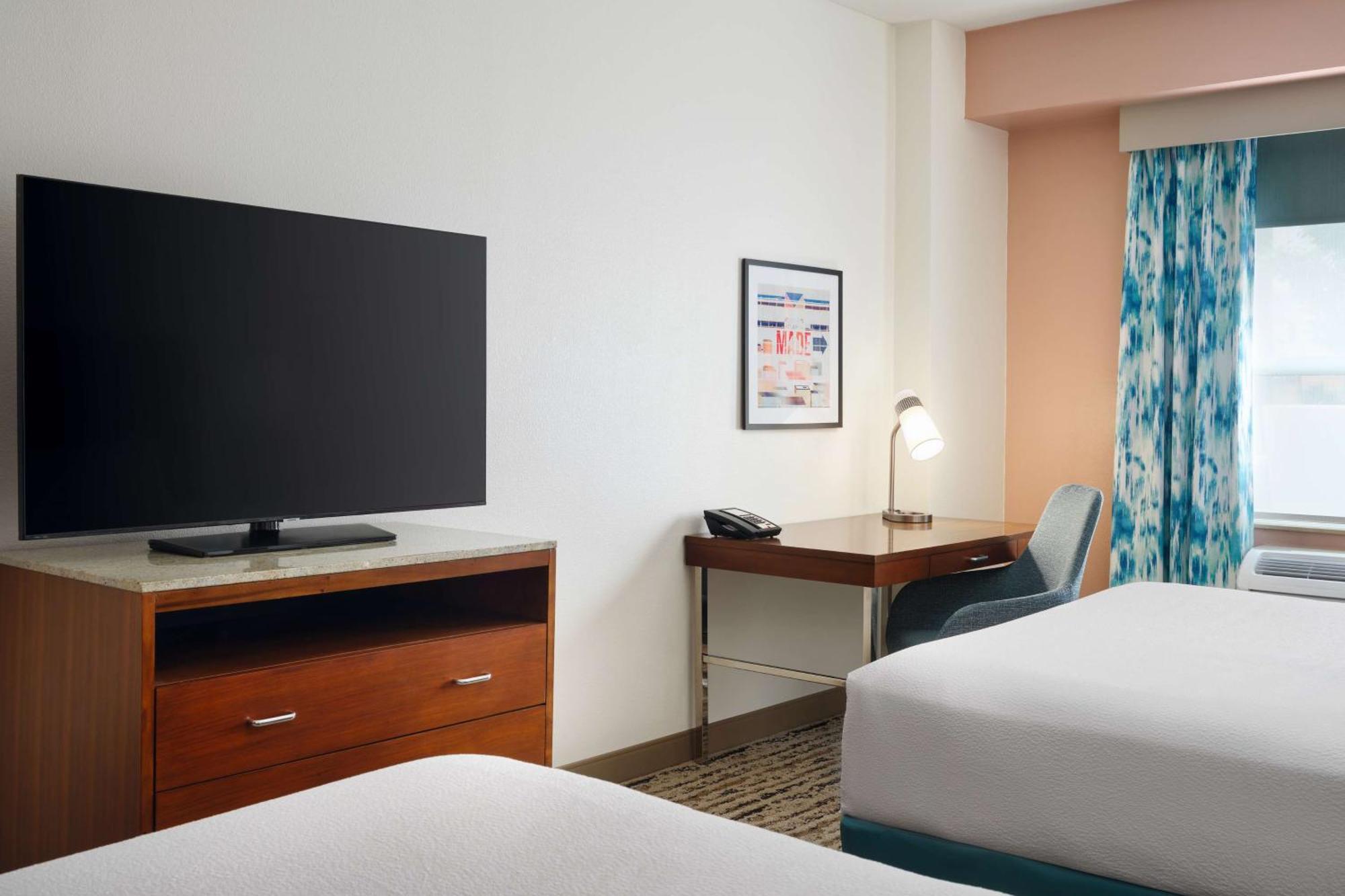 Queen Room Two Queen Beds Bath Tub Mobility or Hearing Accessible,1548872023:JPEG