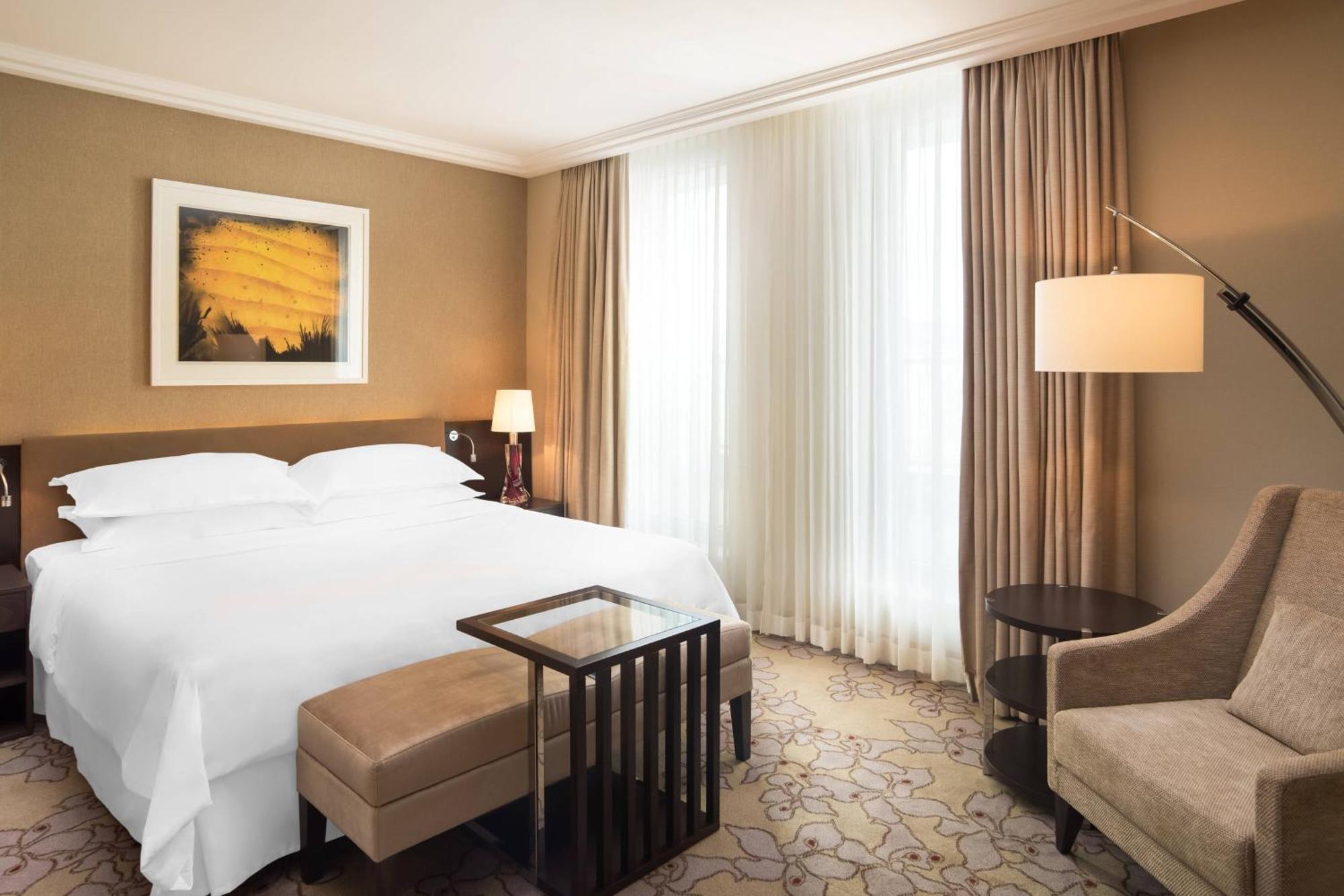 Executive Suite, Club lounge access, 1 Bedroom Suite, 1 King,1548908398:JPEG