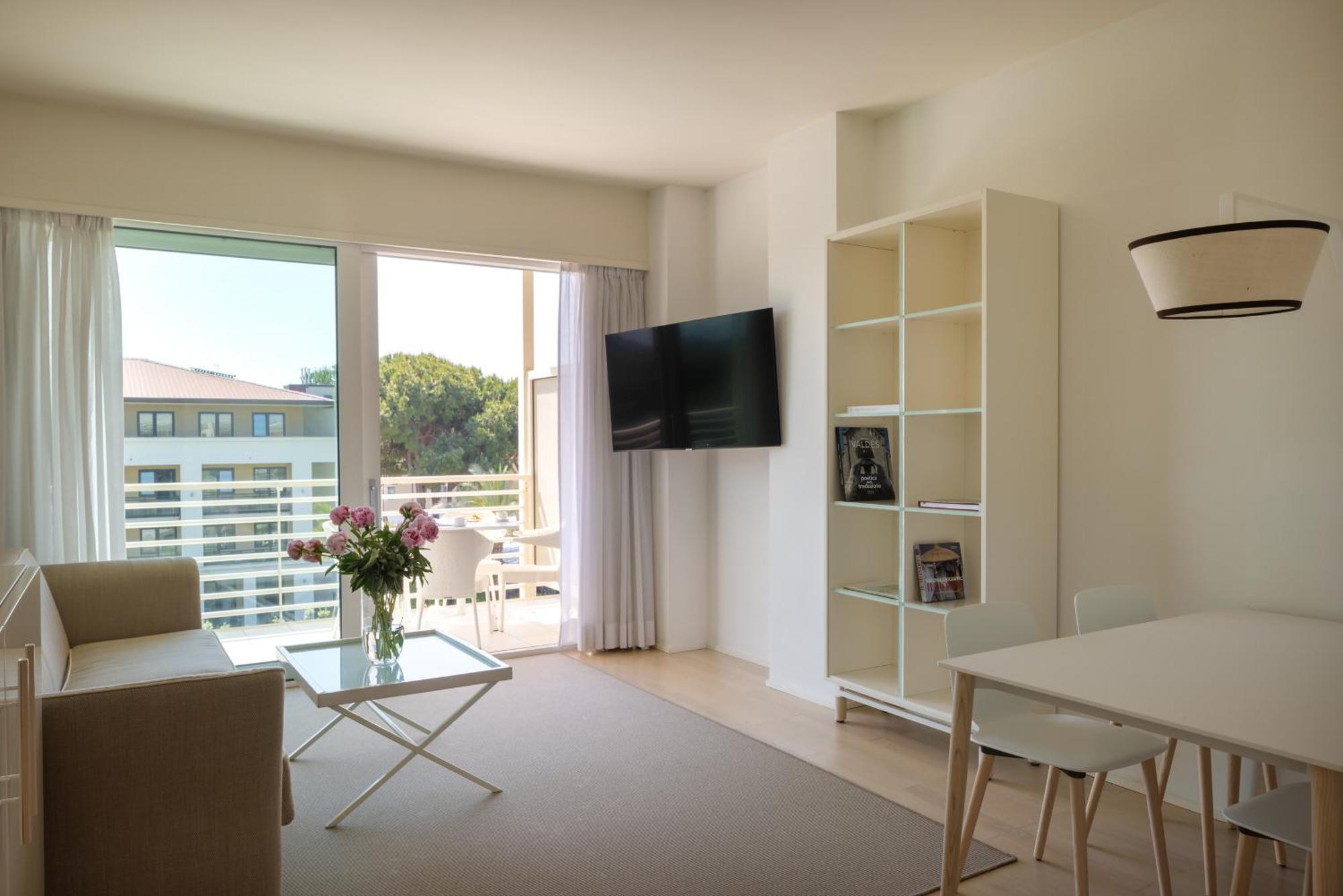 Deluxe One-Bedroom Apartment