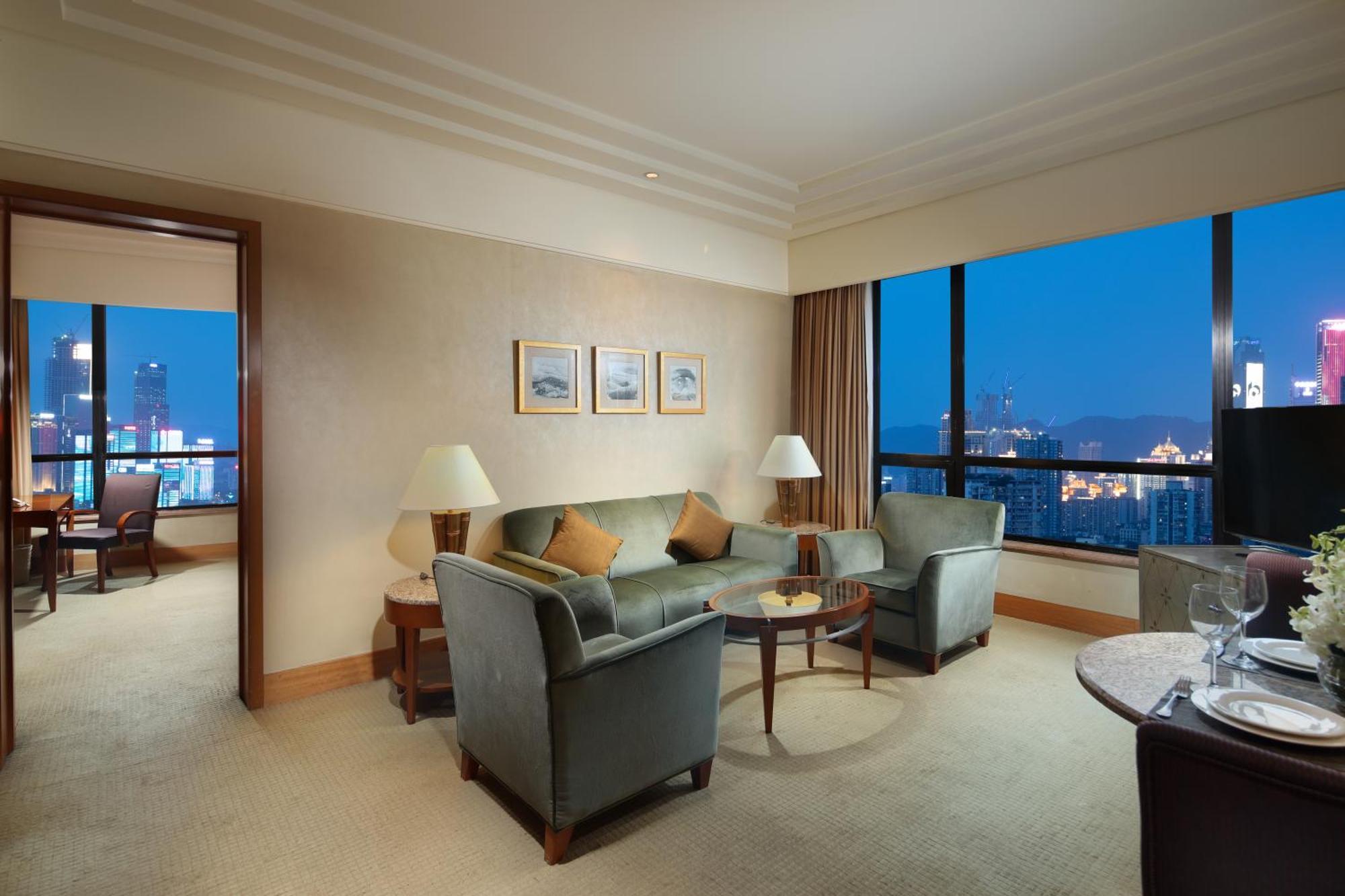Deluxe Suite with Lounge Access