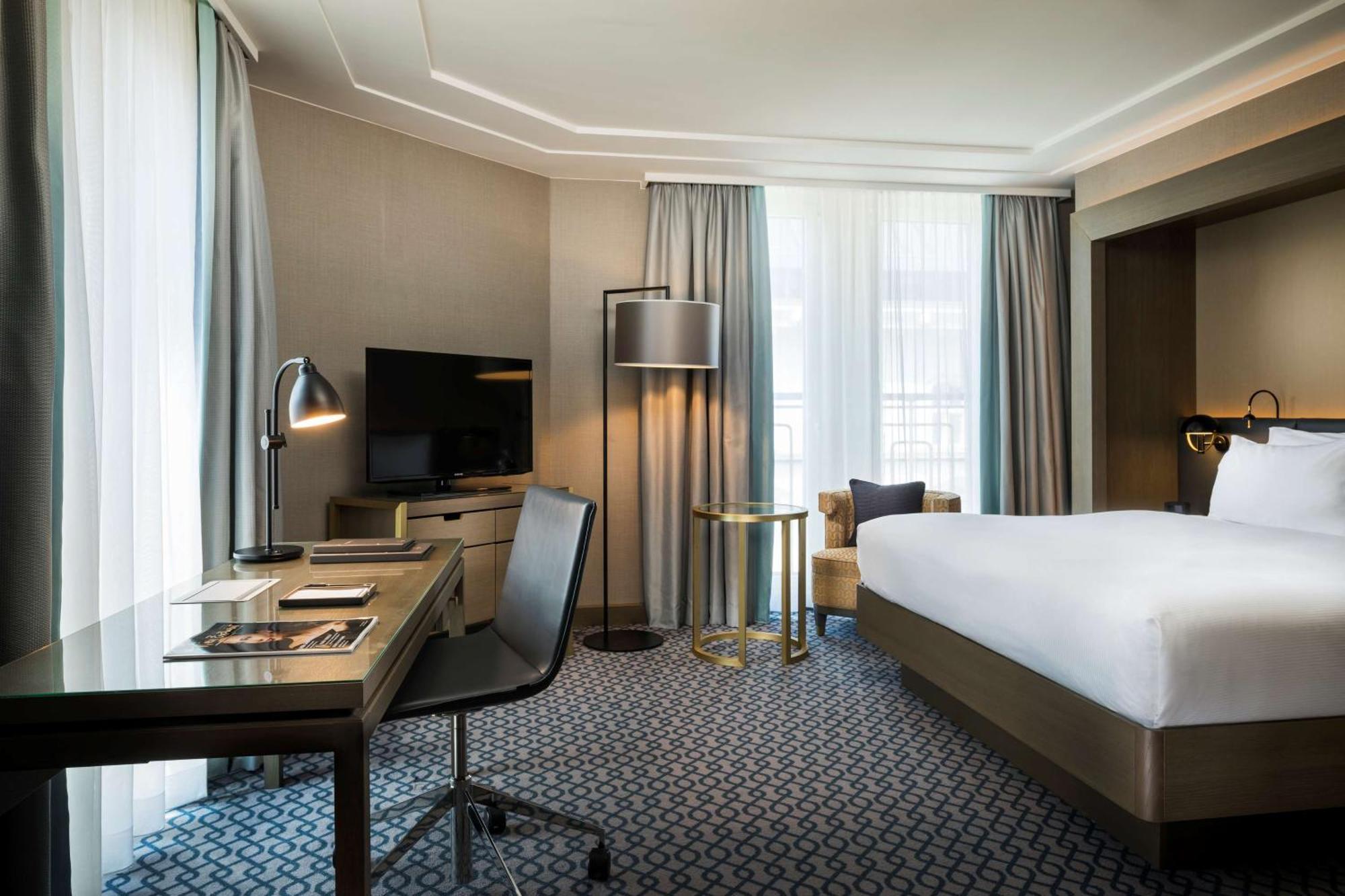 Corner King Room
