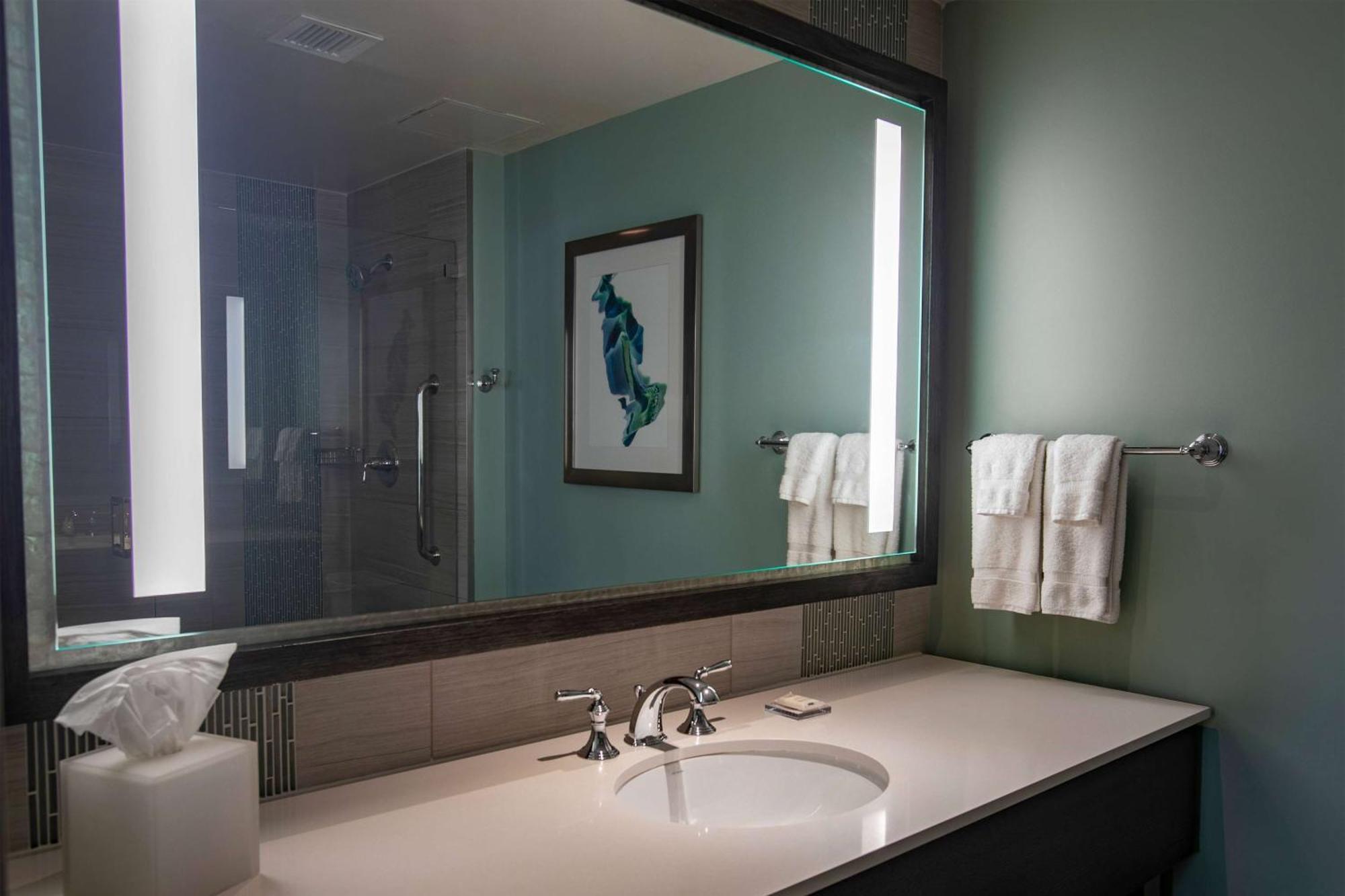 Deluxe King Room with Intracoastal View - Non-Smoking,1550615923:JPEG