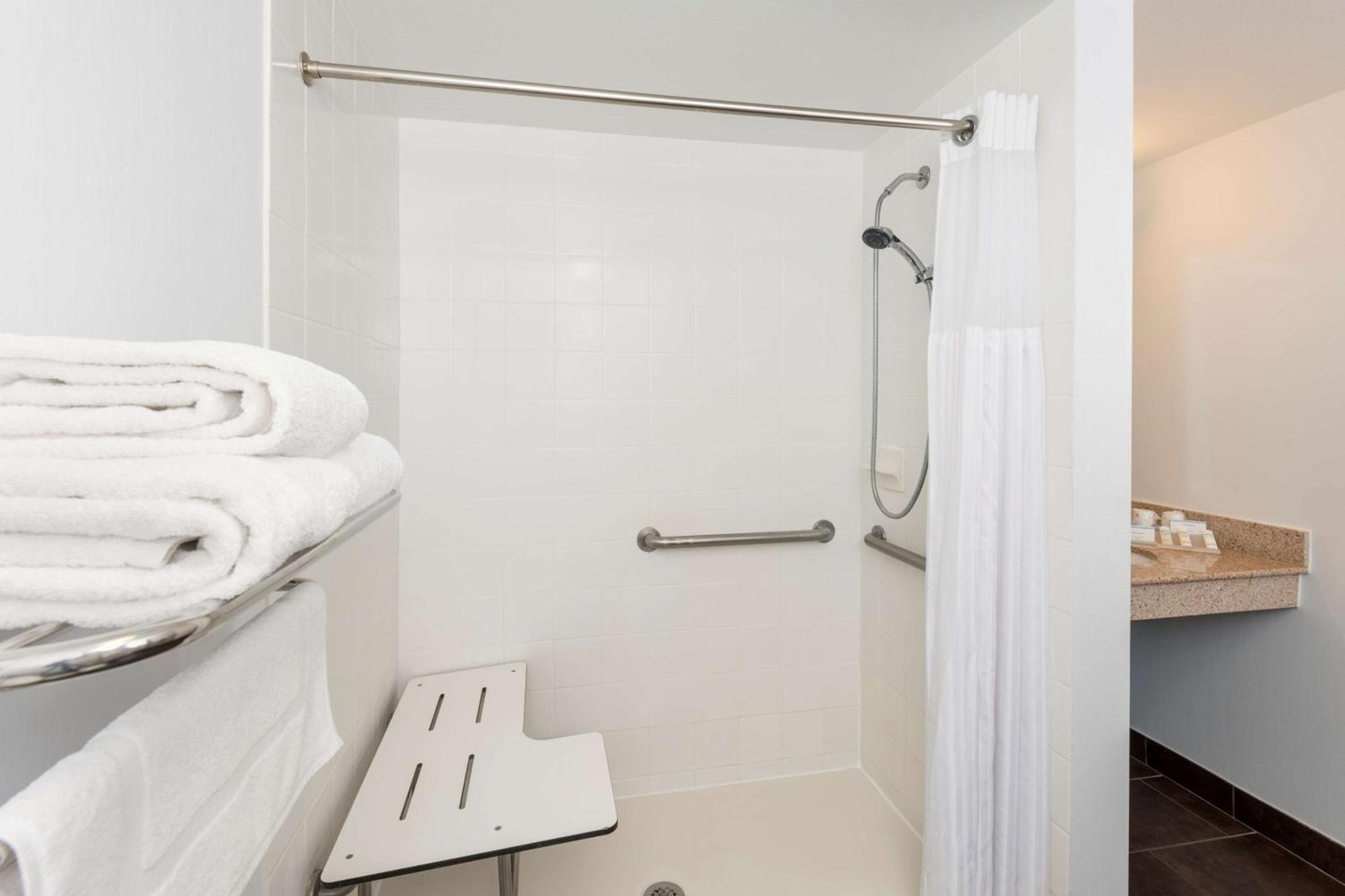 King Room with Roll-In Shower - Mobility Access,1550662795:JPEG