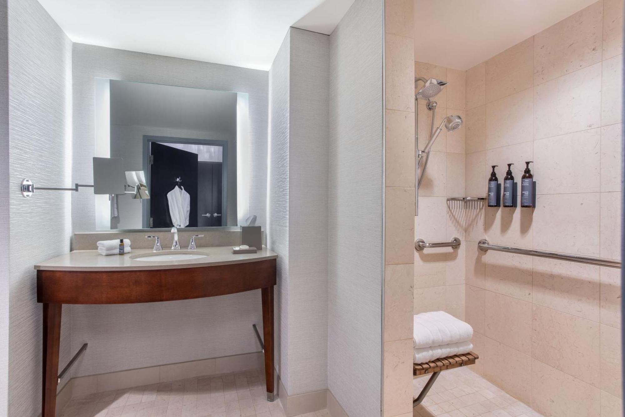 Guest Room, 1 King,1550880751:JPEG