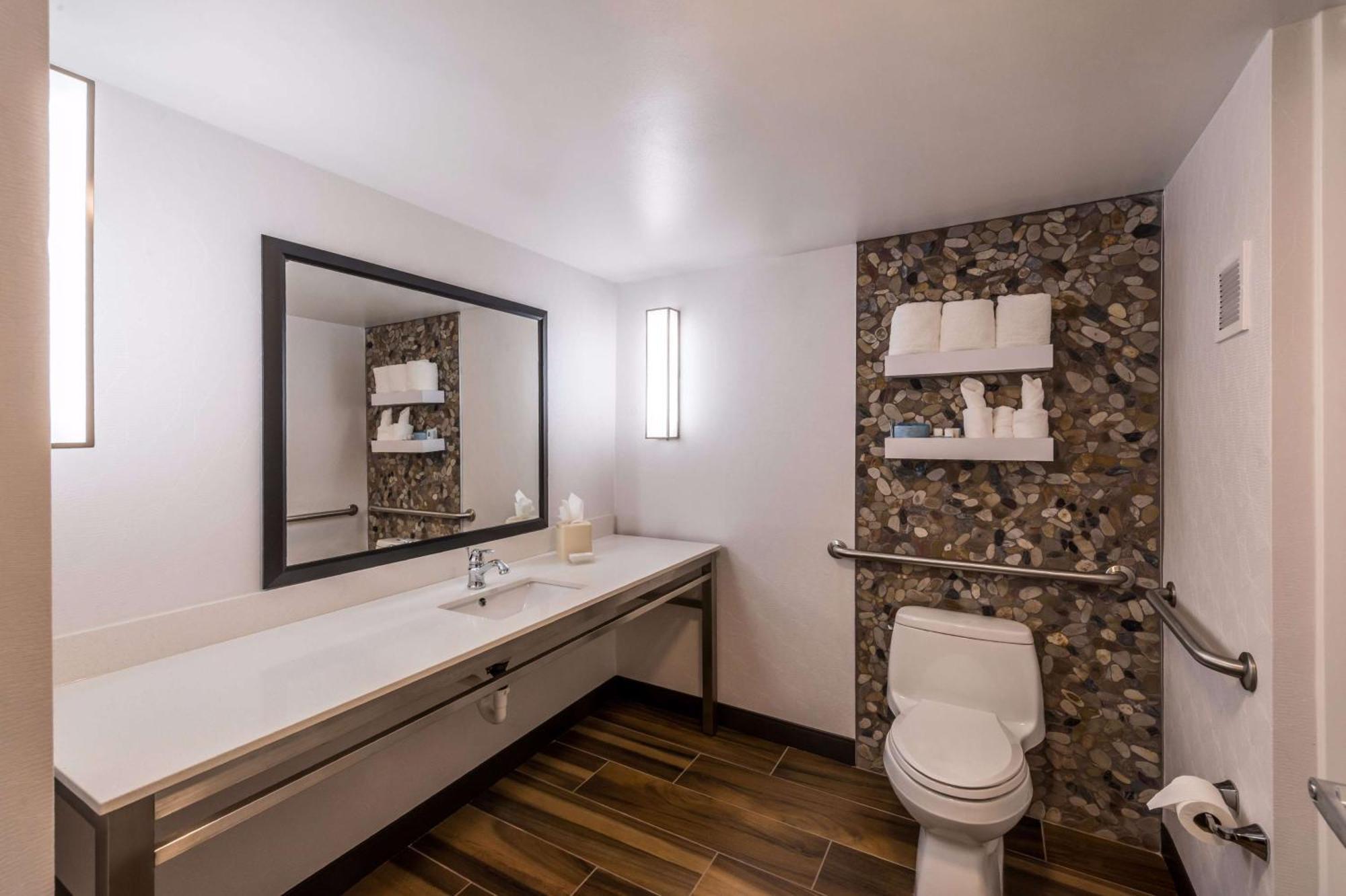 King Room with Bath Tub - Mobility Access,1551284170:JPEG