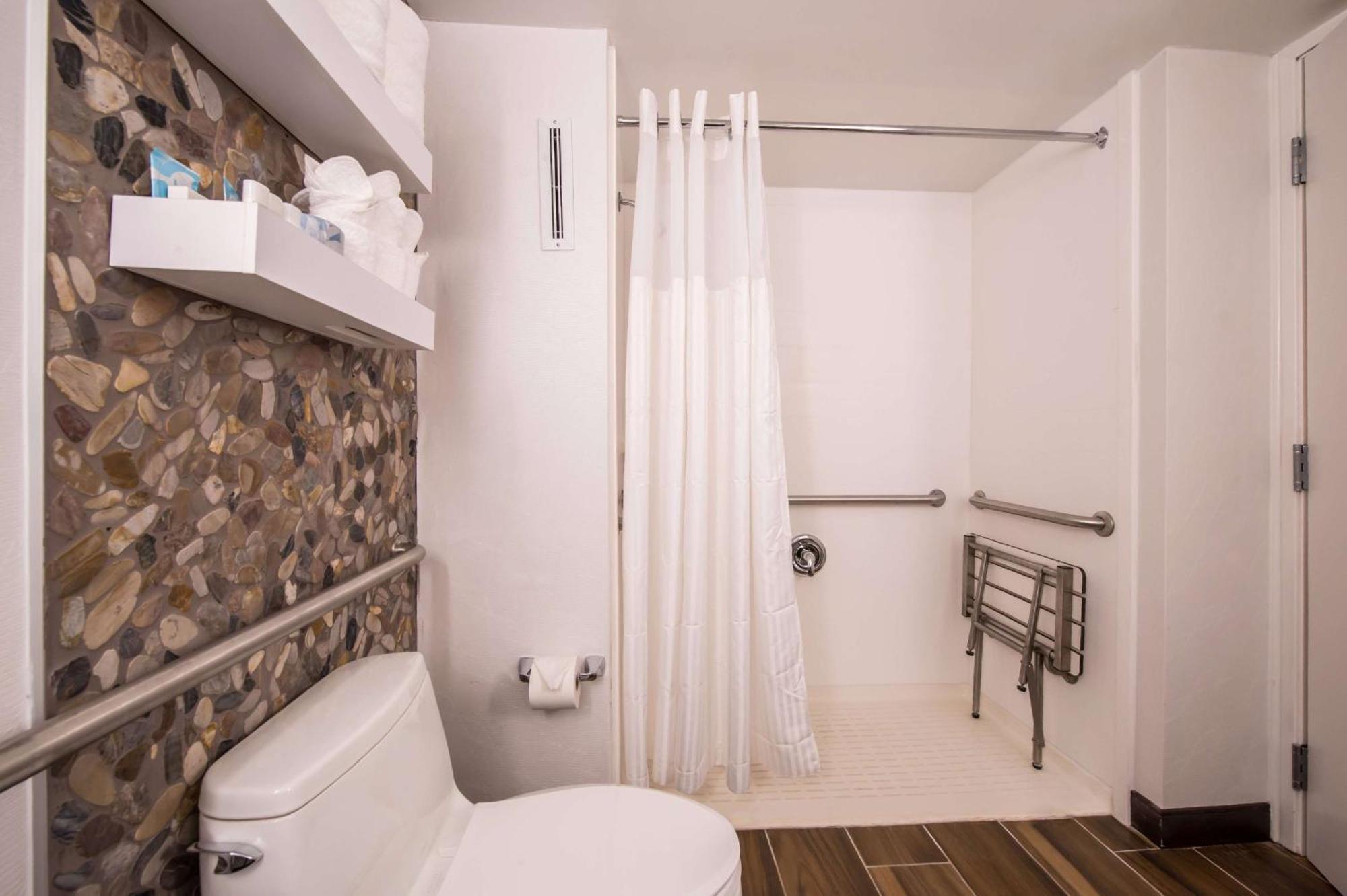 King Room with Roll-In Shower - Mobility Access,1551284083:JPEG