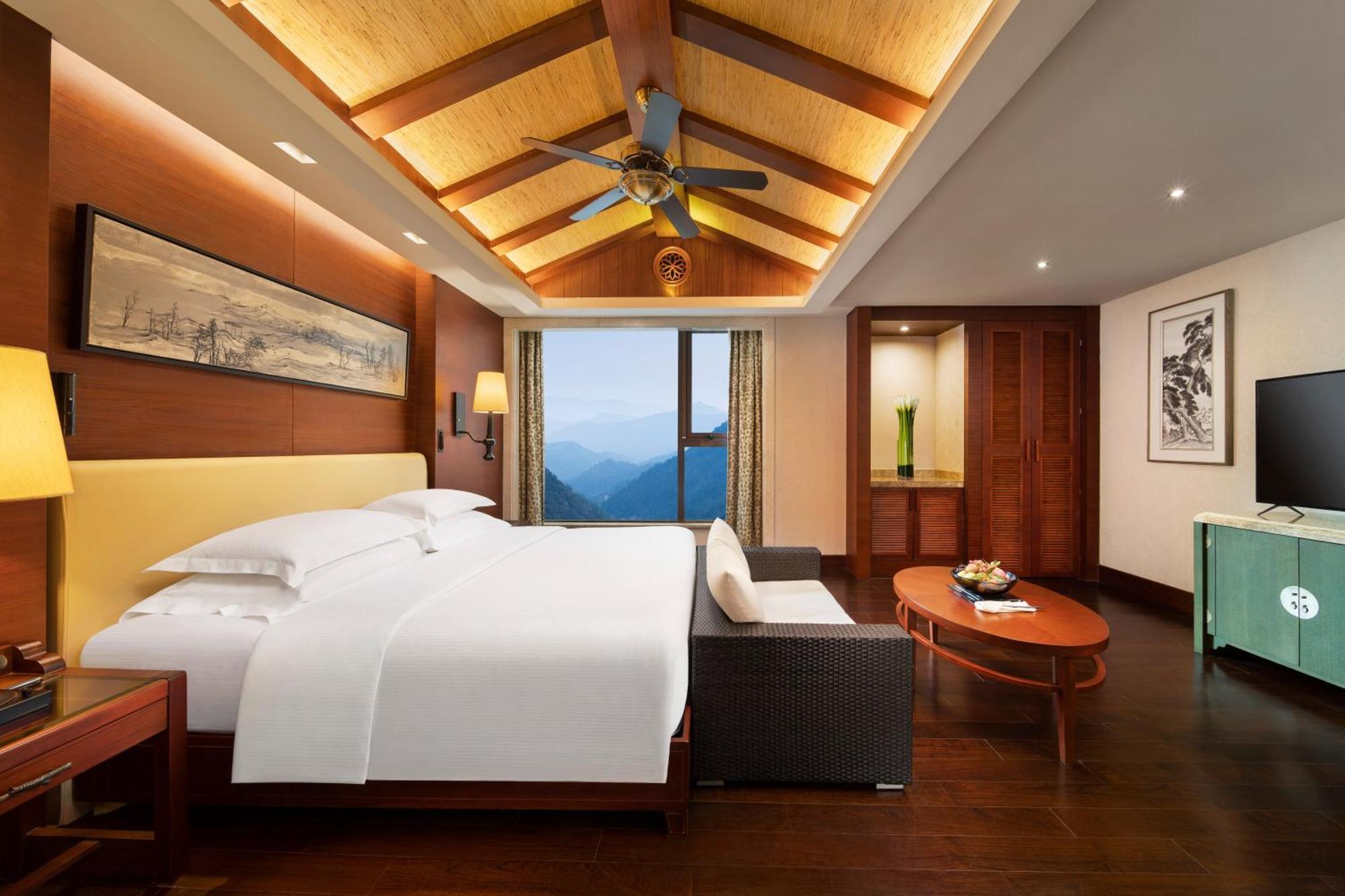 Deluxe One-Bedroom King Suite