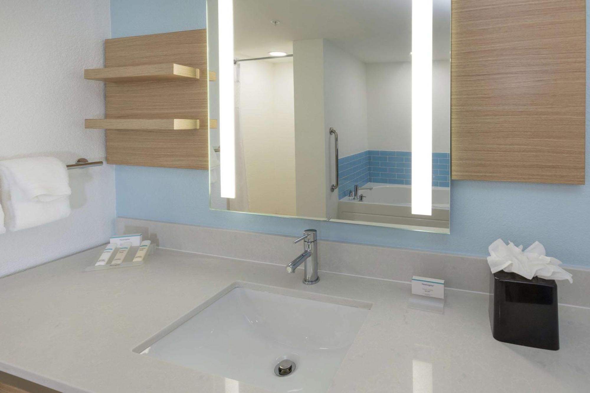 Queen Room with Two Queen Beds - Mobility/Hearing Accessible