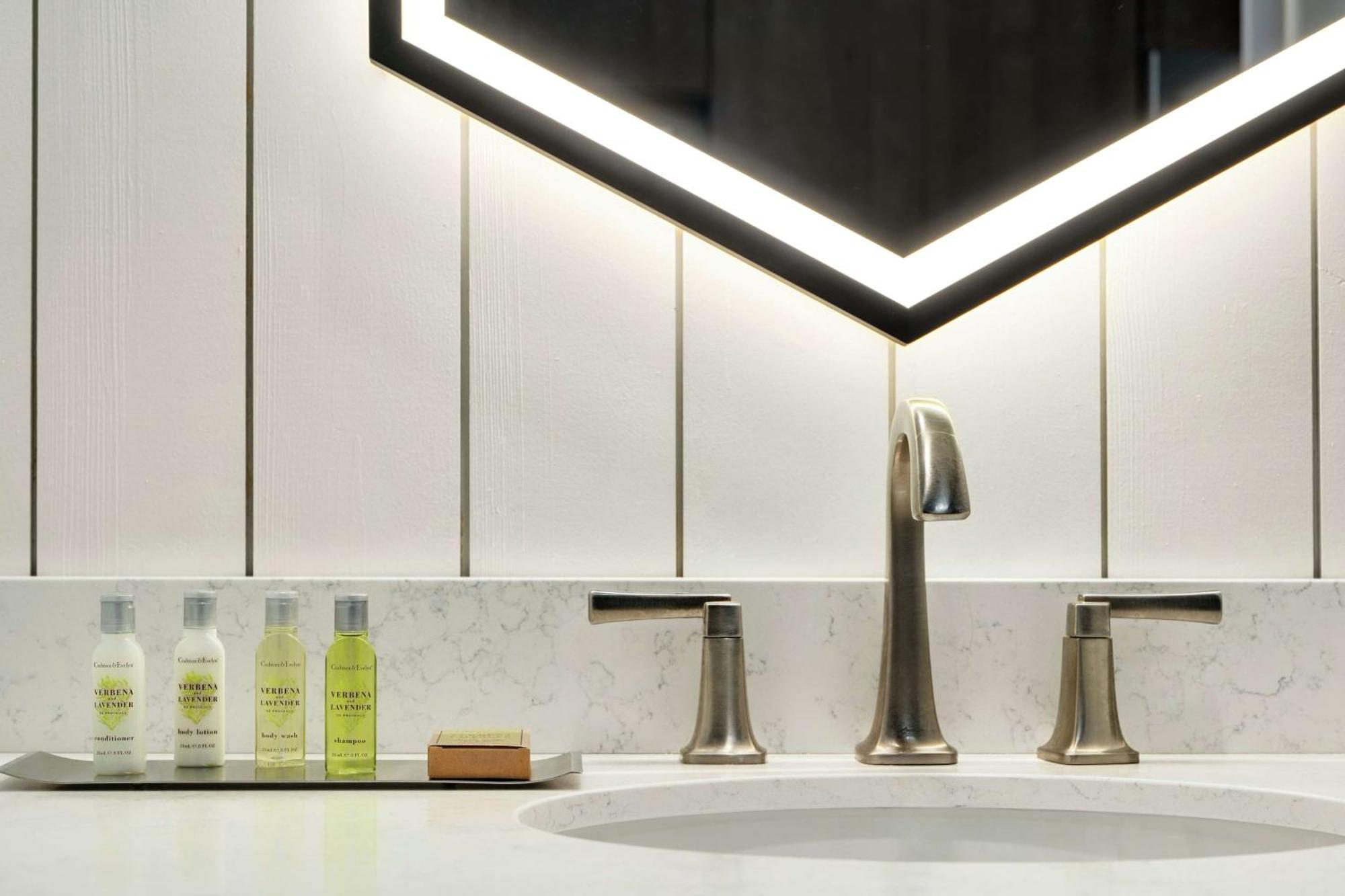 Two-Bedroom King Suite with Kitchen and Balcony - Partial Ocean View,1551411979:JPEG