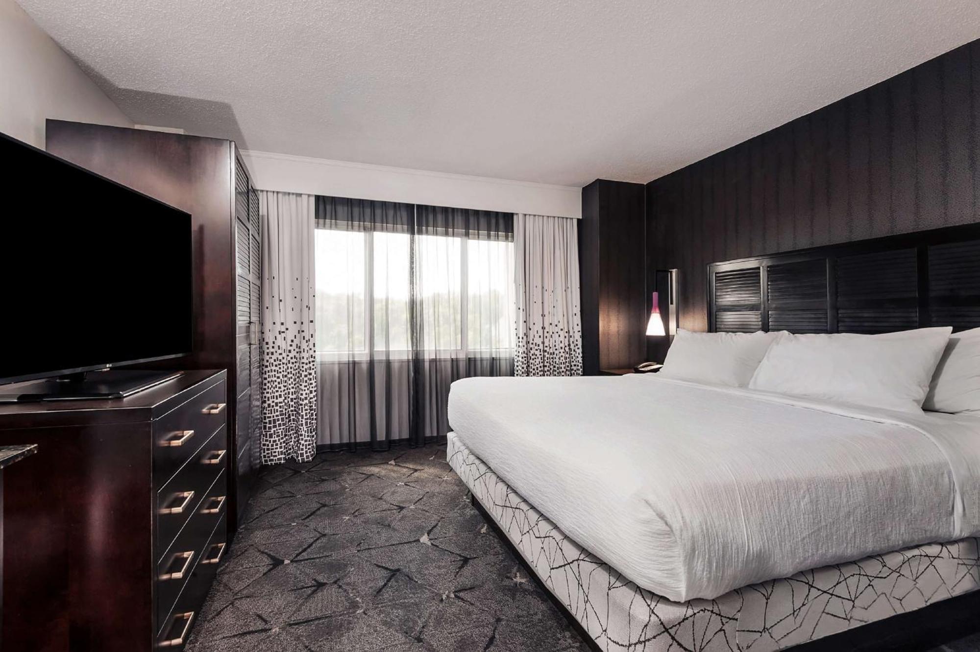 Two-Room King Suite,1551495982:JPEG