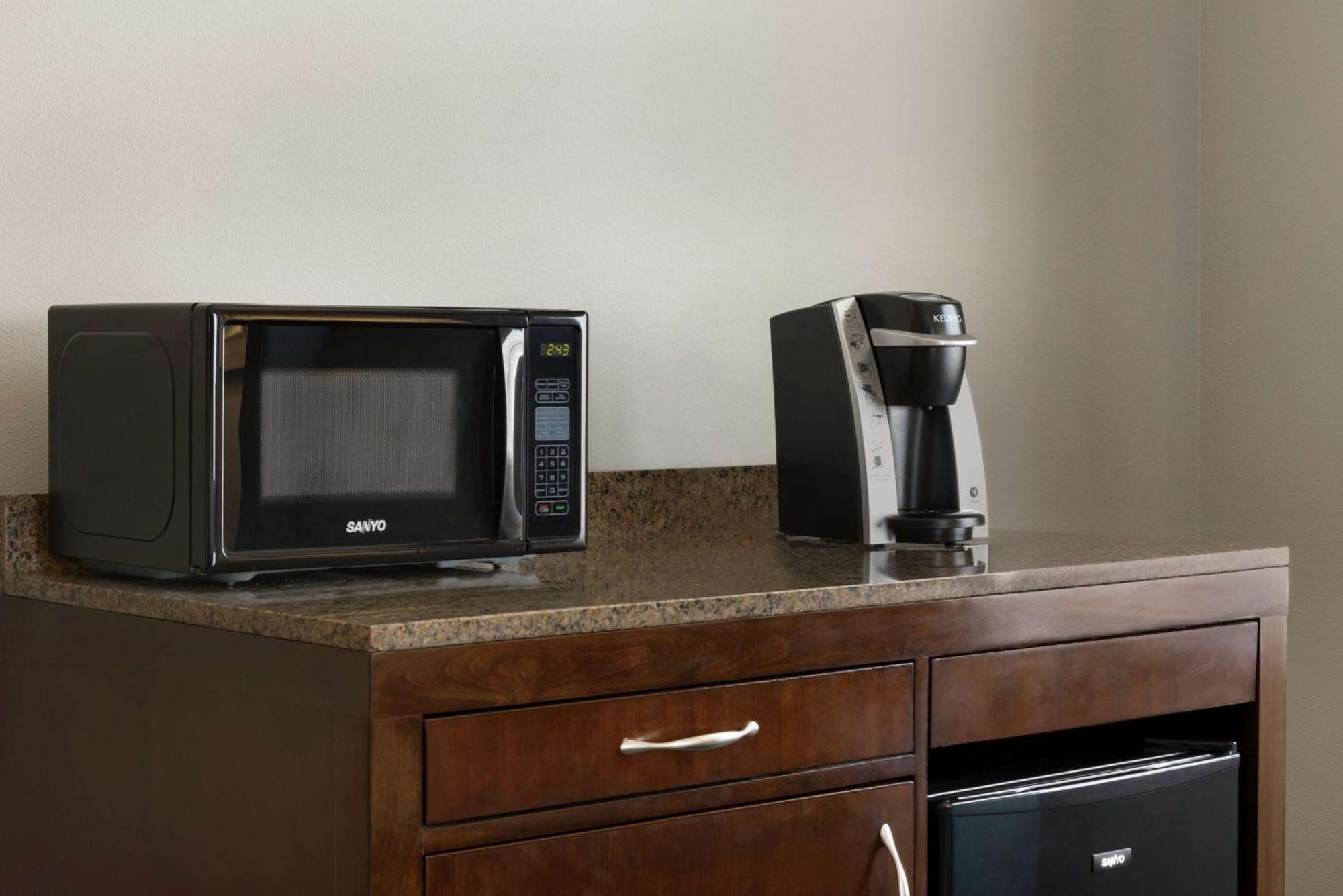 King Room with Roll-In Shower - Mobility Access,1551610456:JPEG