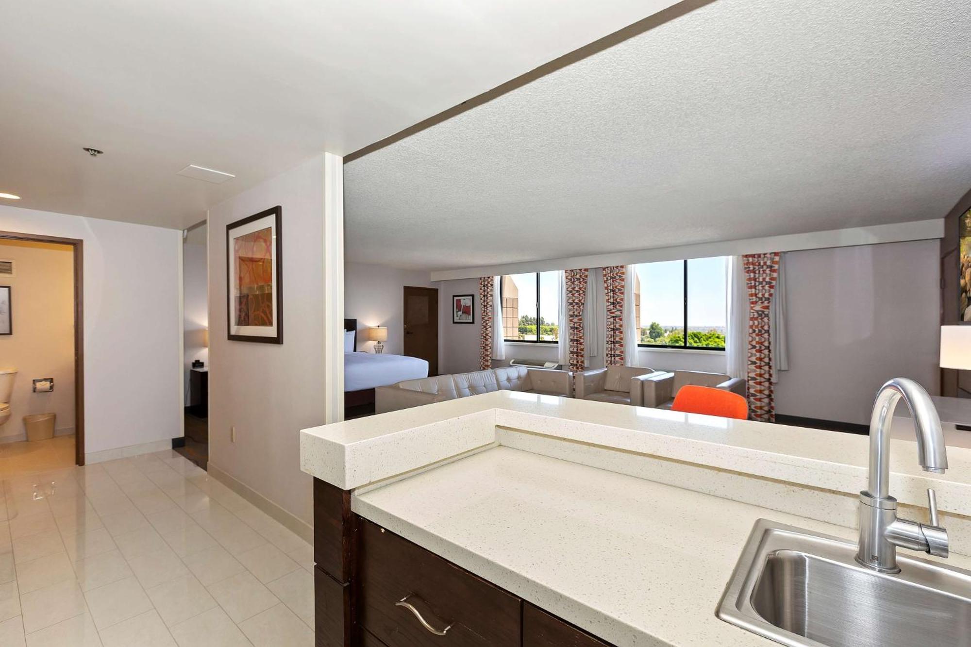 Junior King Suite,1551636670:JPEG