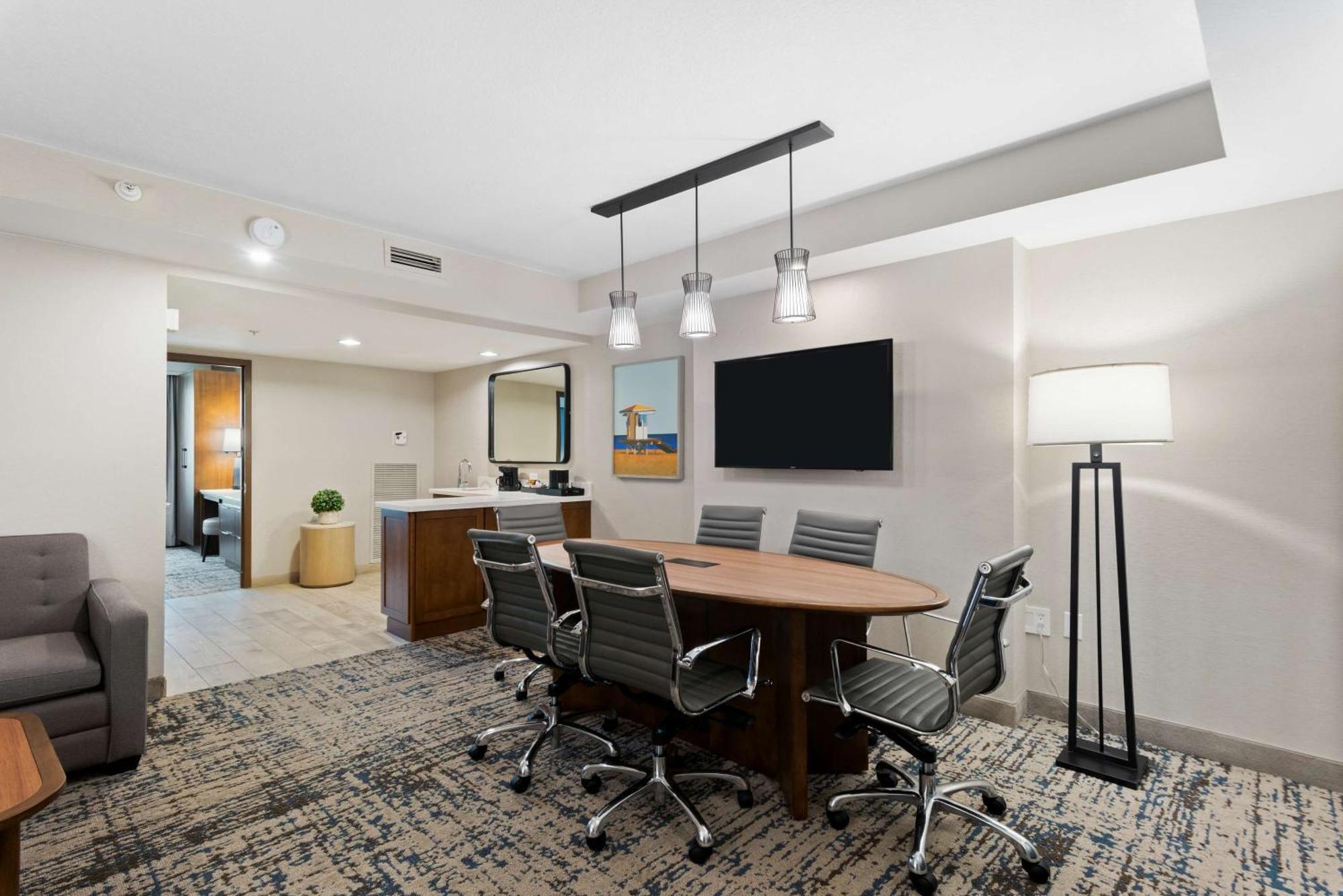 Deluxe King Suite - Non-Smoking,1551637426:JPEG