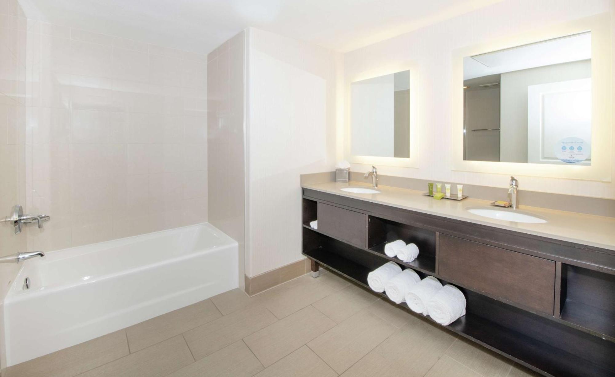 1 King Suite with Sofa Bed and Fireplace,1551996367:JPEG