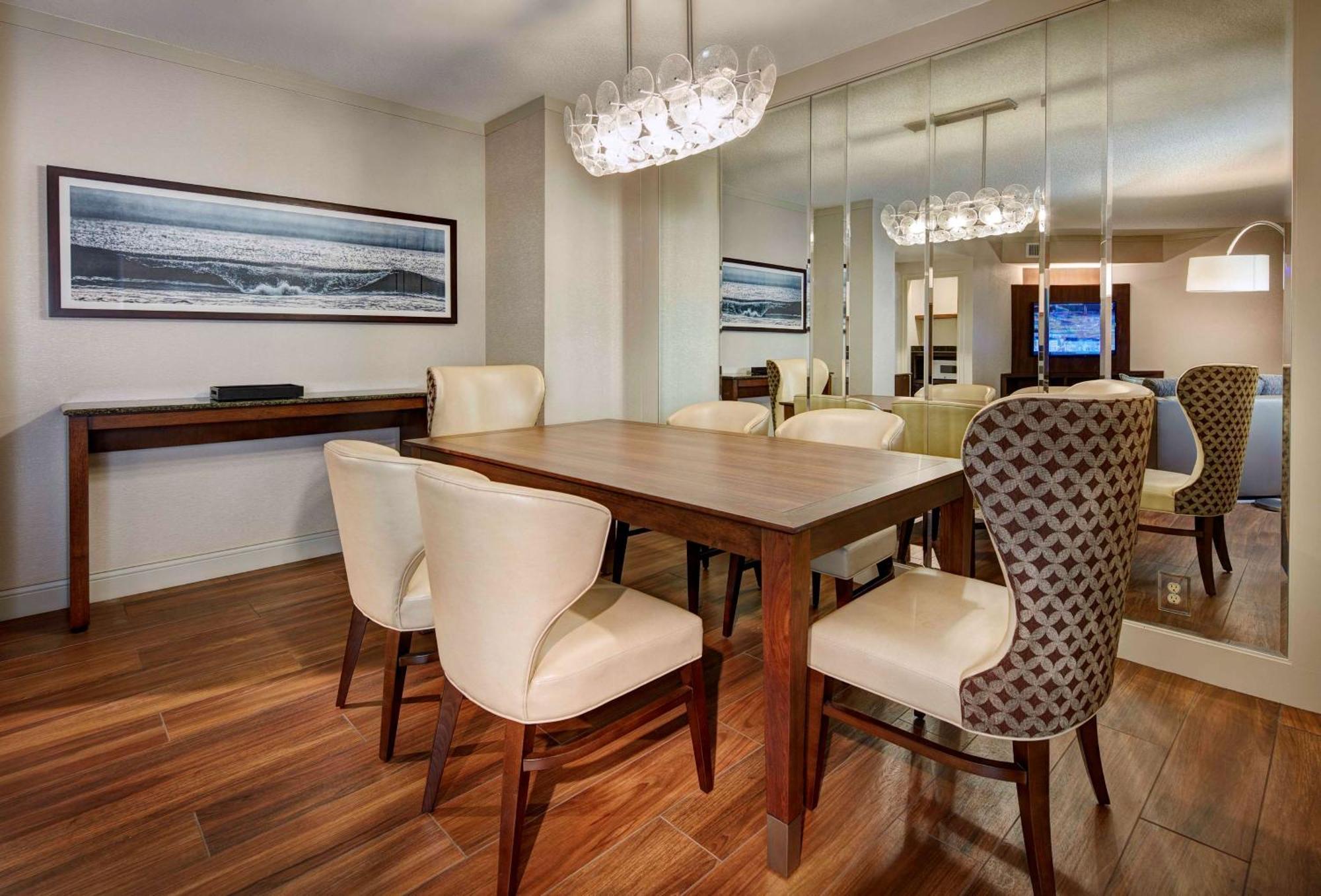 Two-Room Executive King Suite with Sofa Bed,1552285471:JPEG