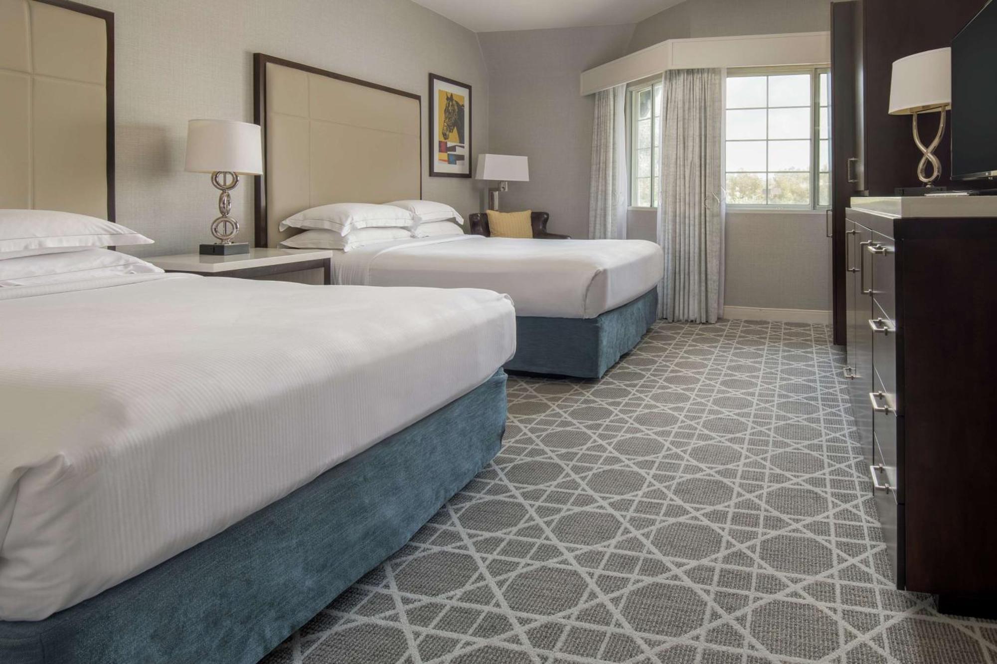 Queen Room Two Queen Beds Bath Tub Mobility Accessible