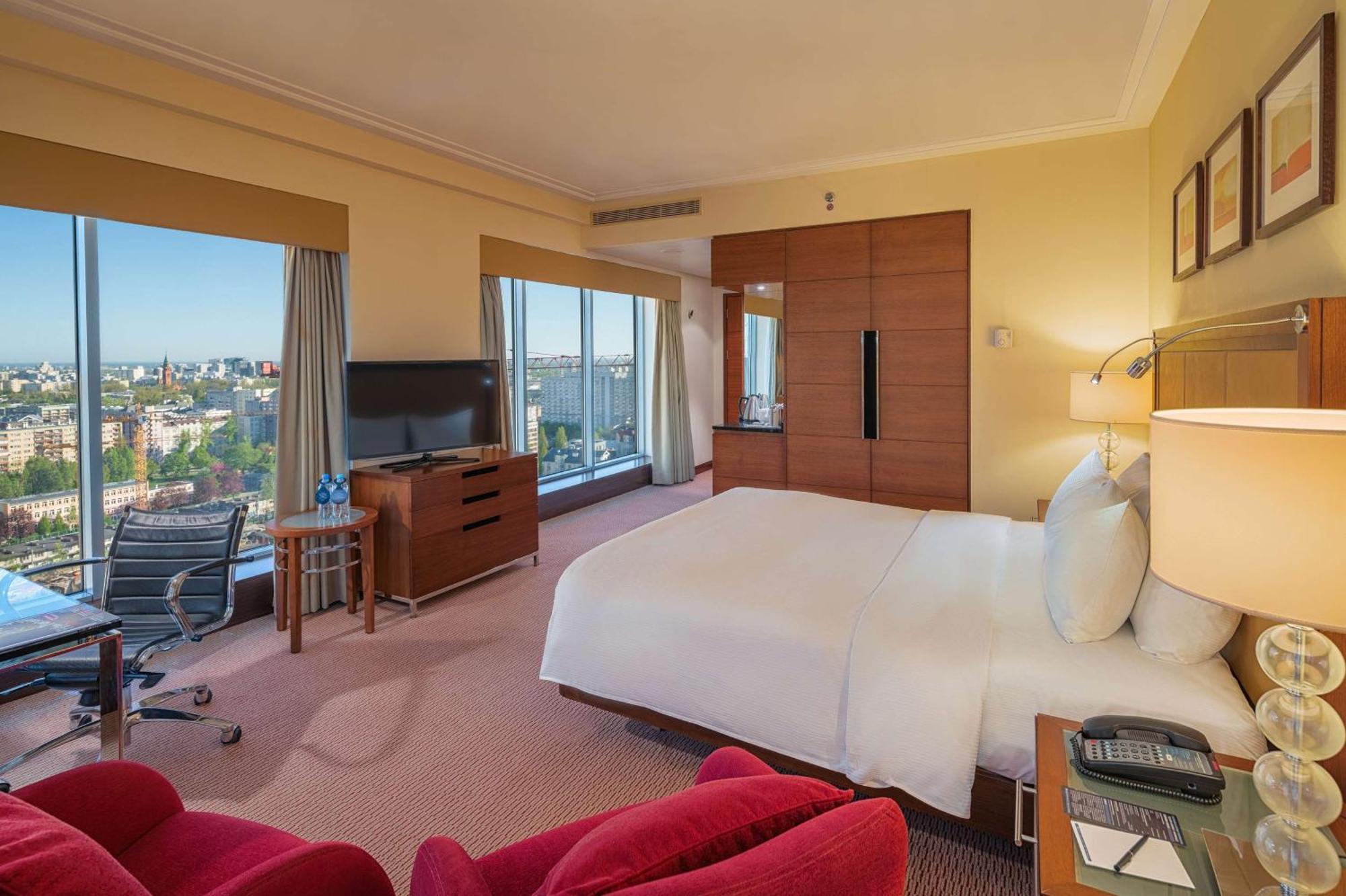 Deluxe Corner King Room
