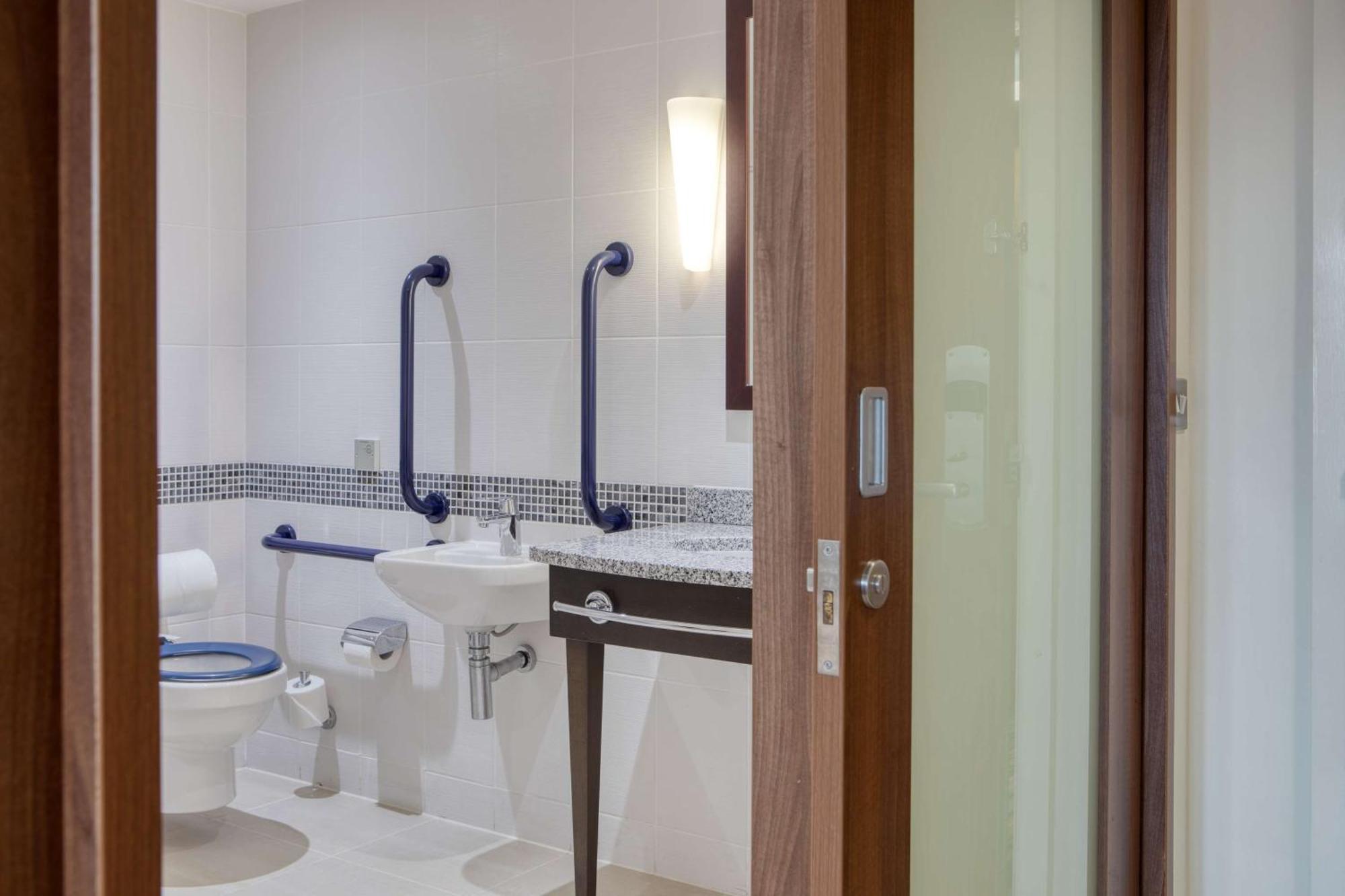 Queen Room - Mobility Access,1602970129:JPEG