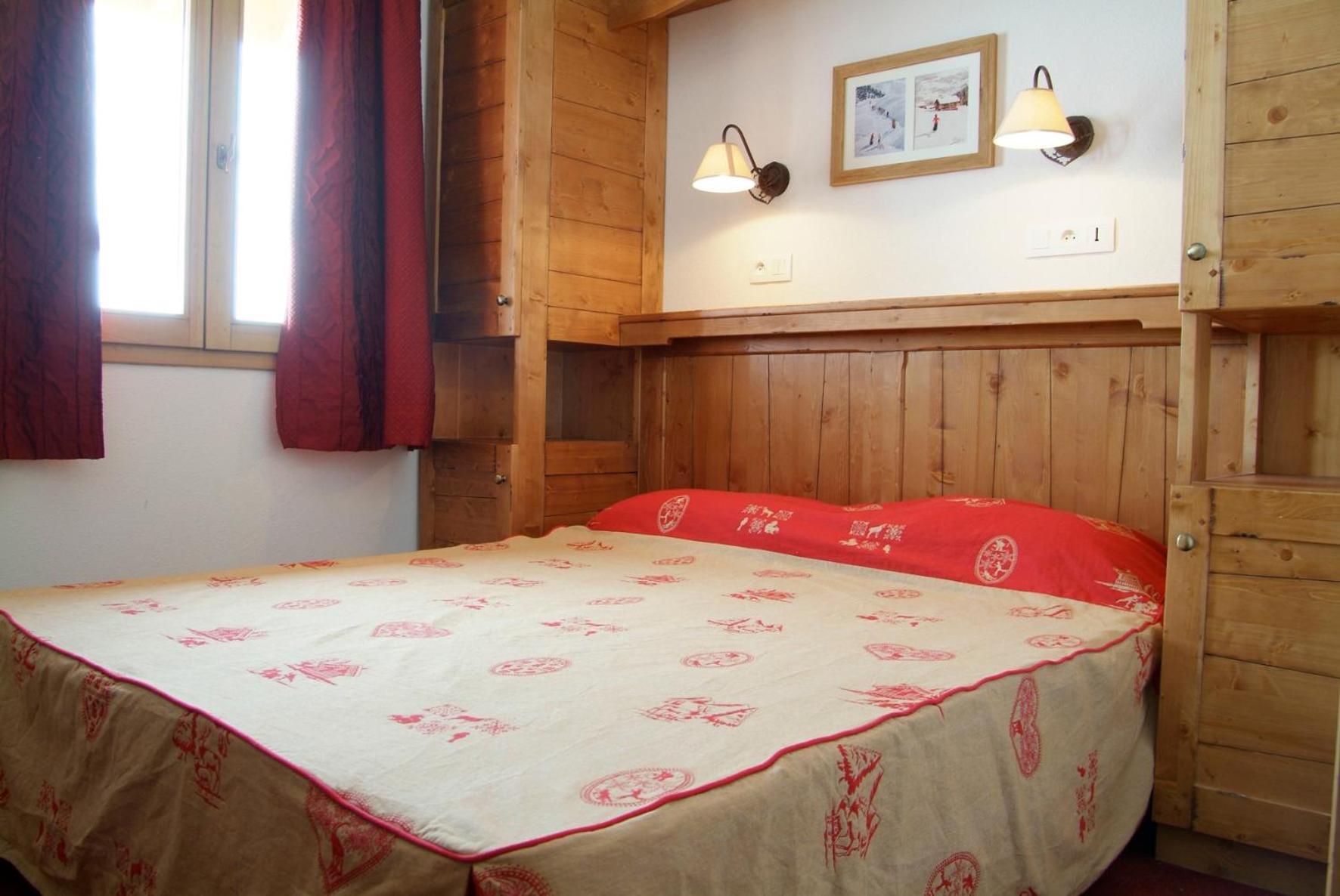 Two-Bedroom Apartment Alcove Split Level