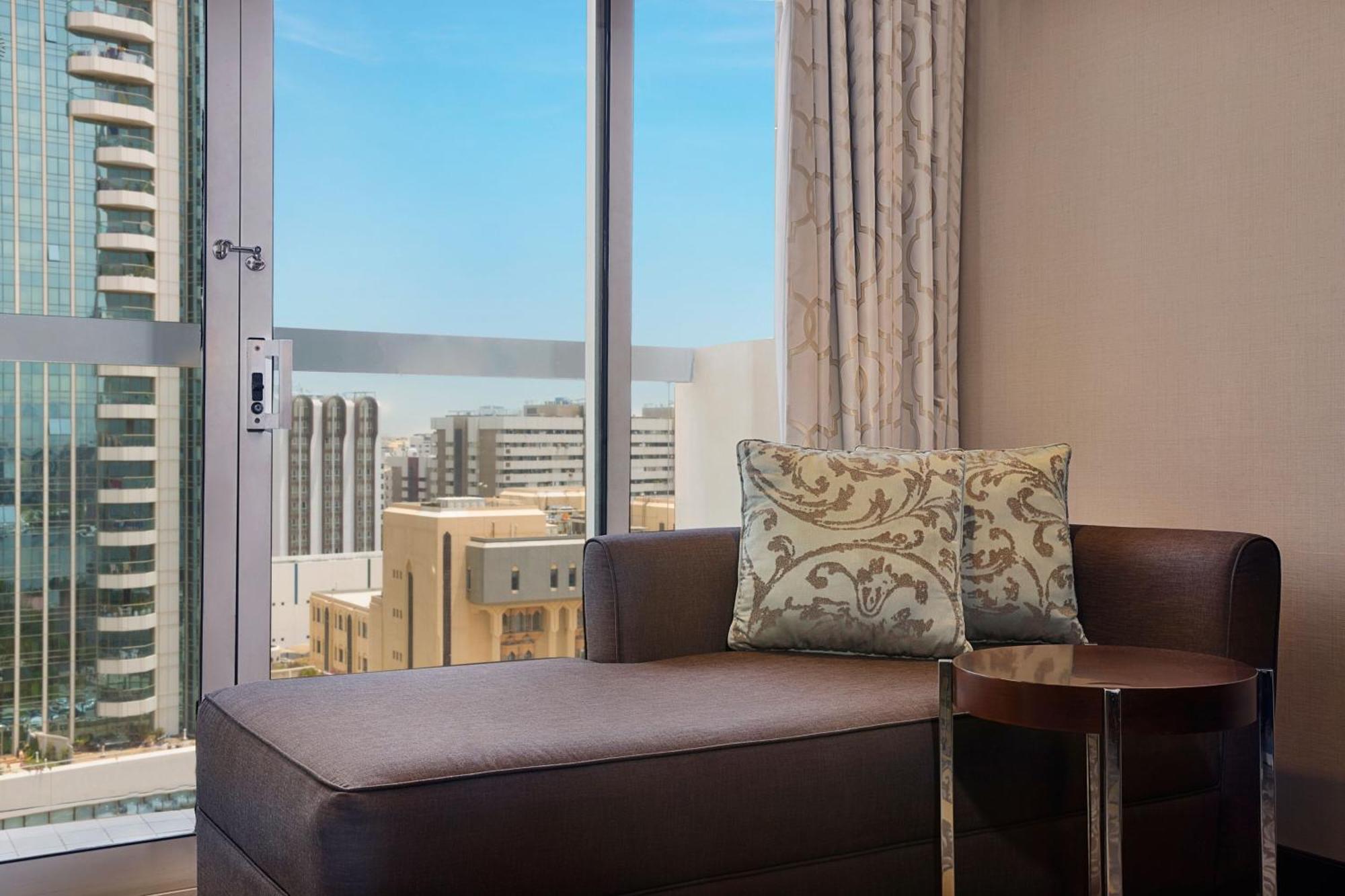Deluxe Room Guest room 1 King City view