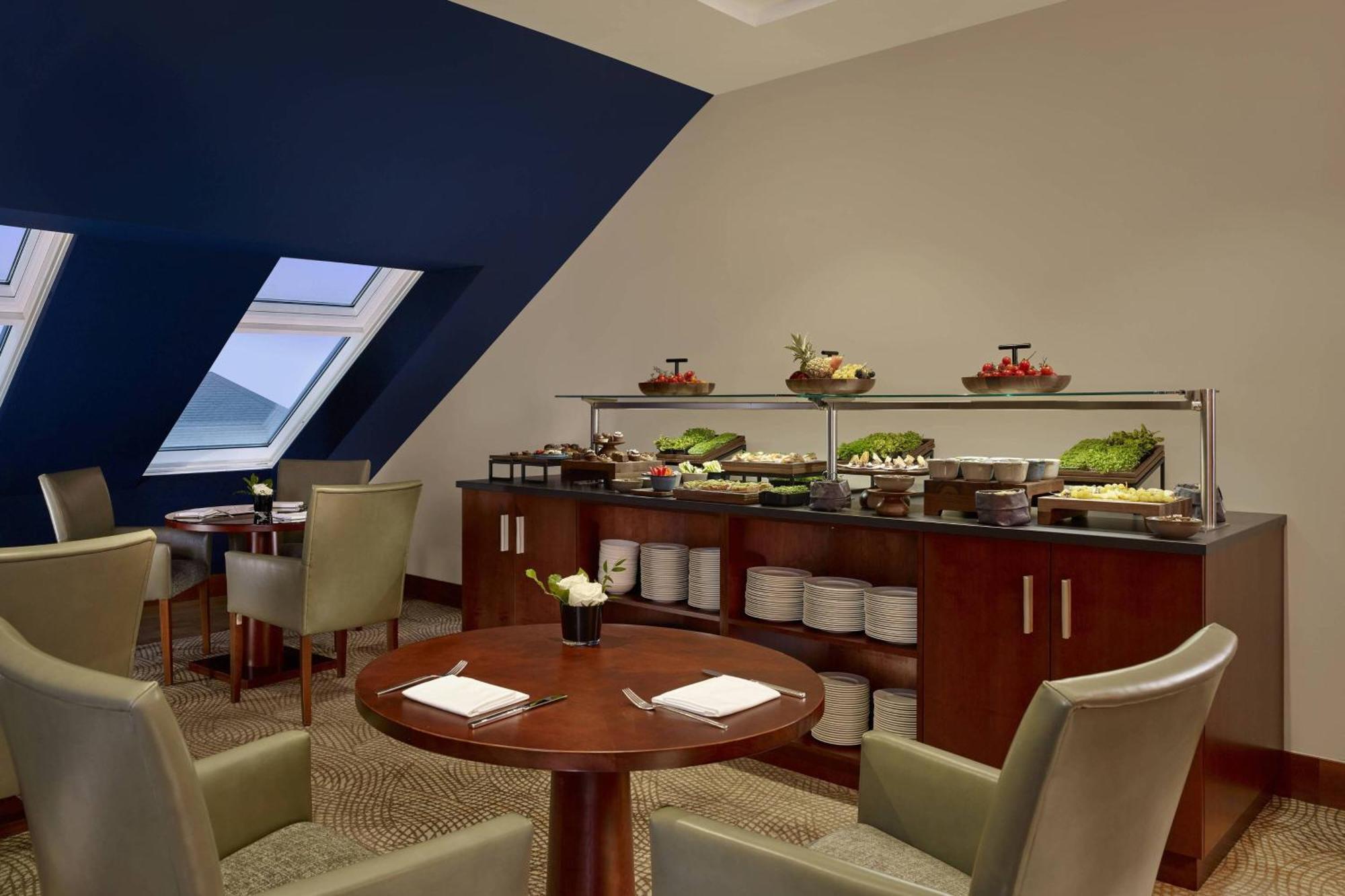 Premium Executive Room Club Lounge Access