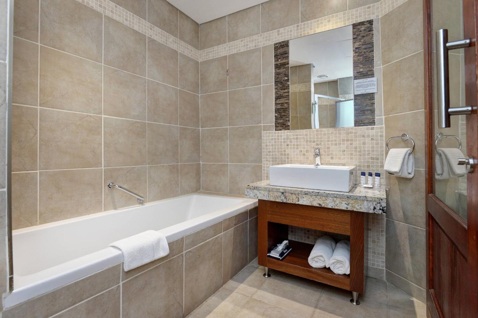 Larger Guest room, 1 King,1554498250:JPEG