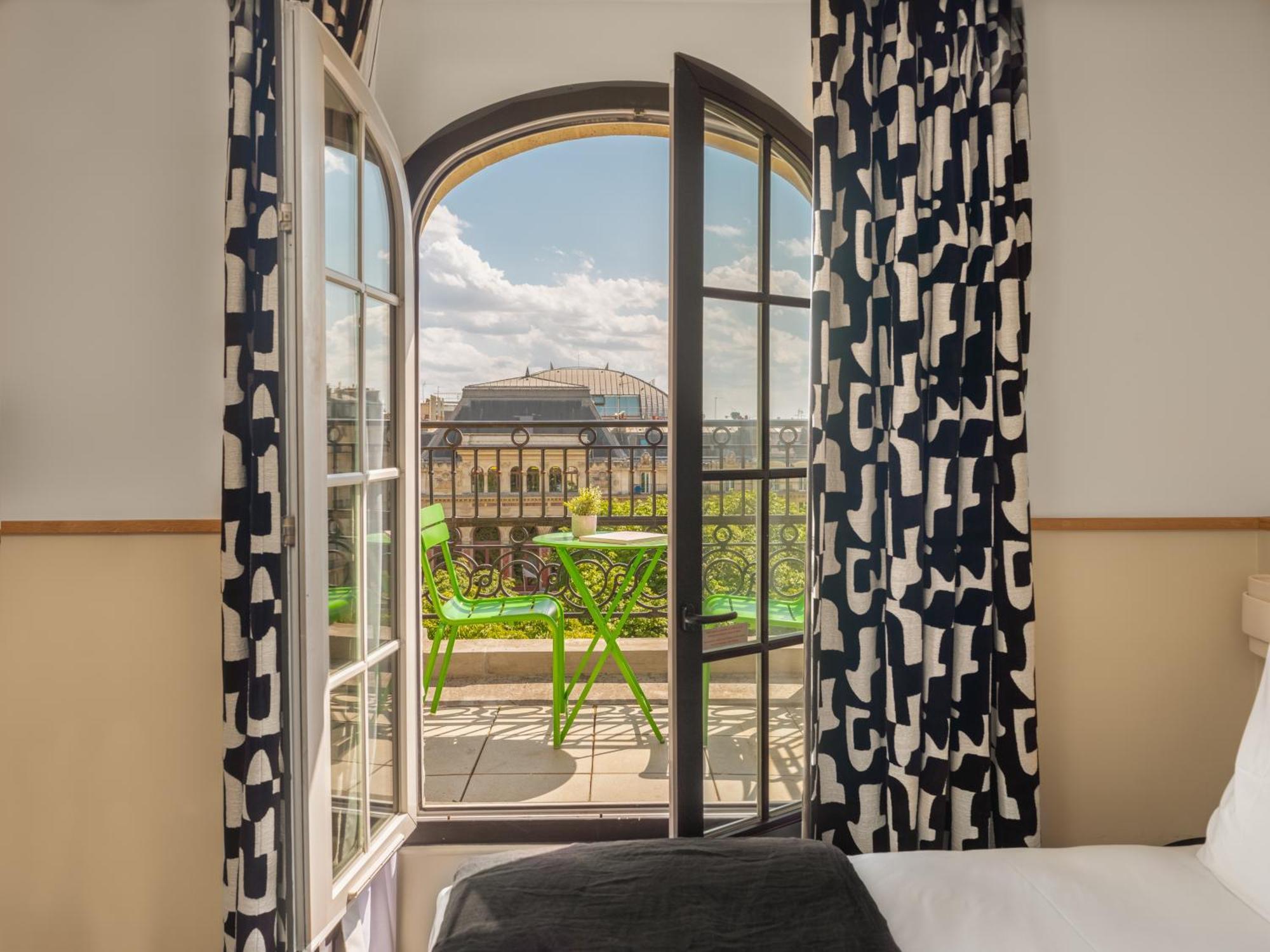 Cosy Room Balcony Paris View