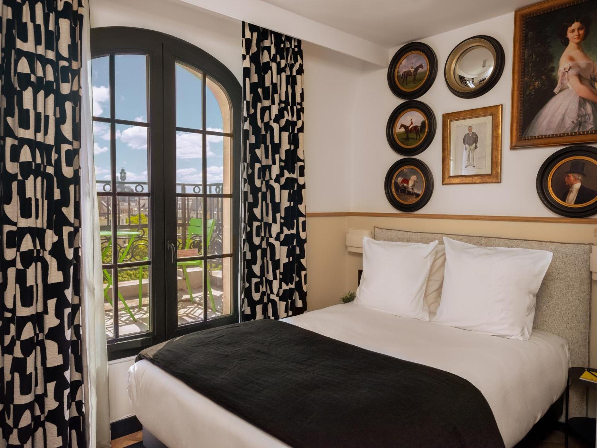 Cosy Room Balcony Paris View