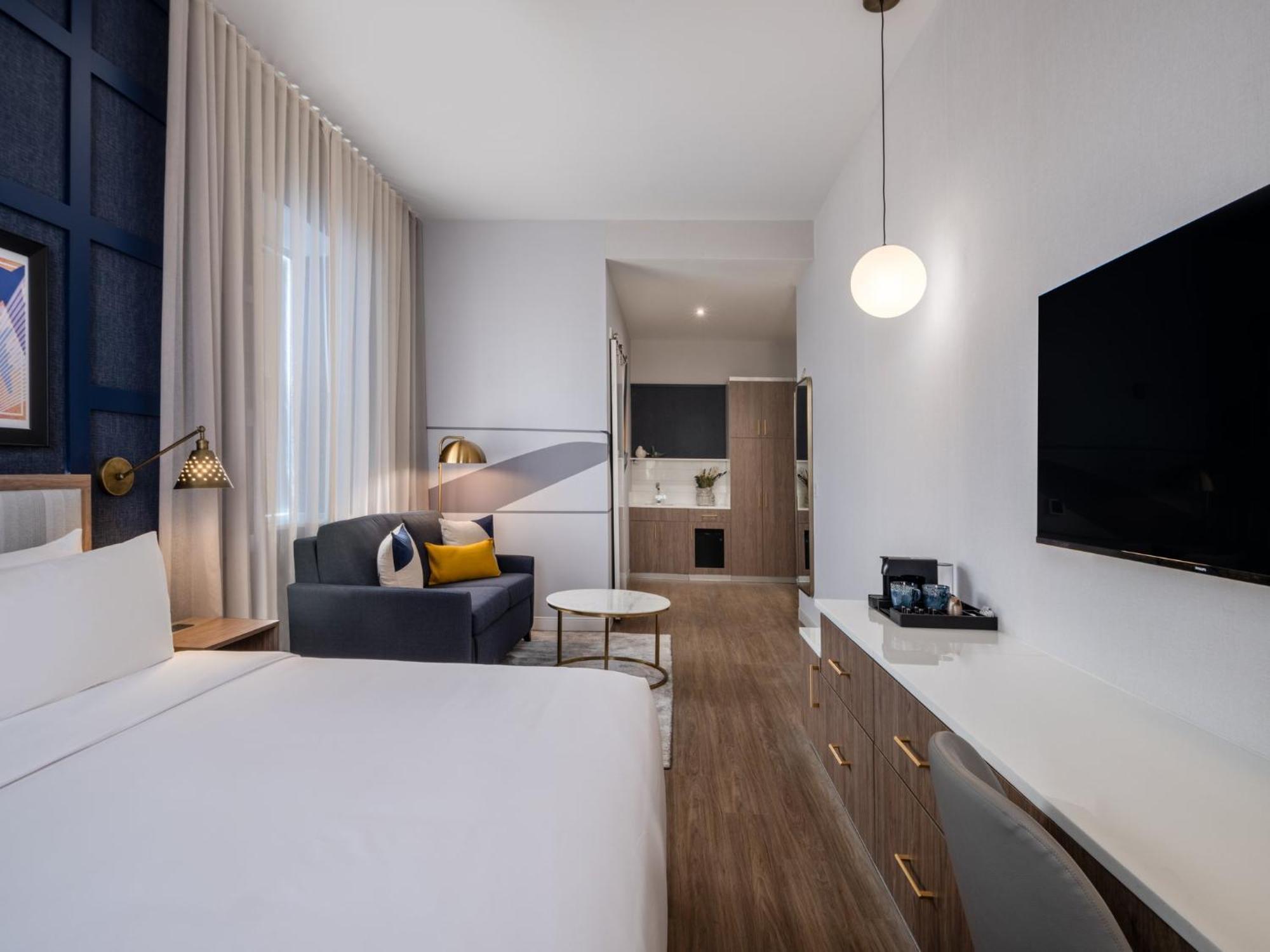 King Suite with Sofa Bed and Whitestone Bridge View,1635083201:JPEG