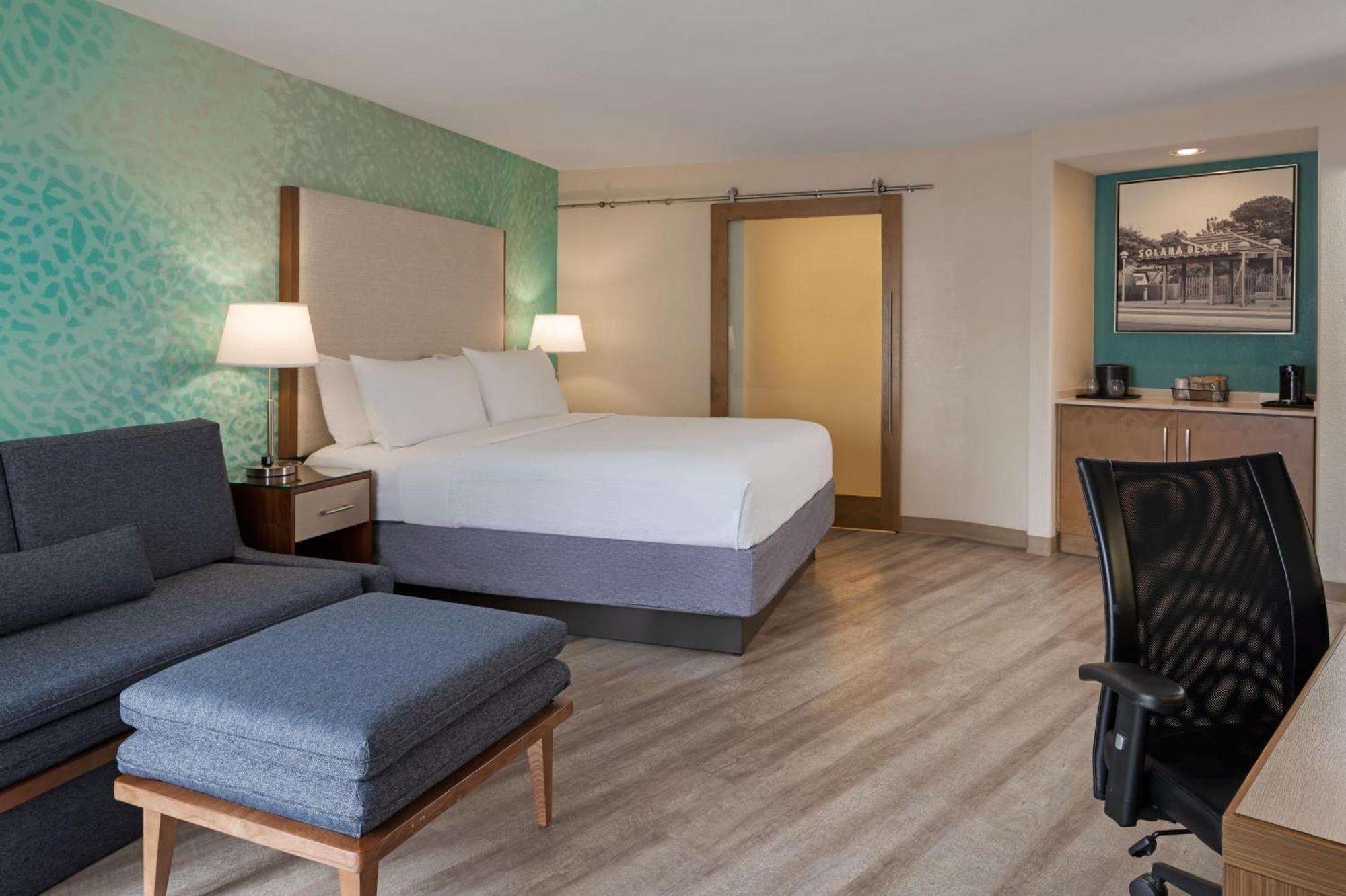 King Room Bathtub Mobility Access