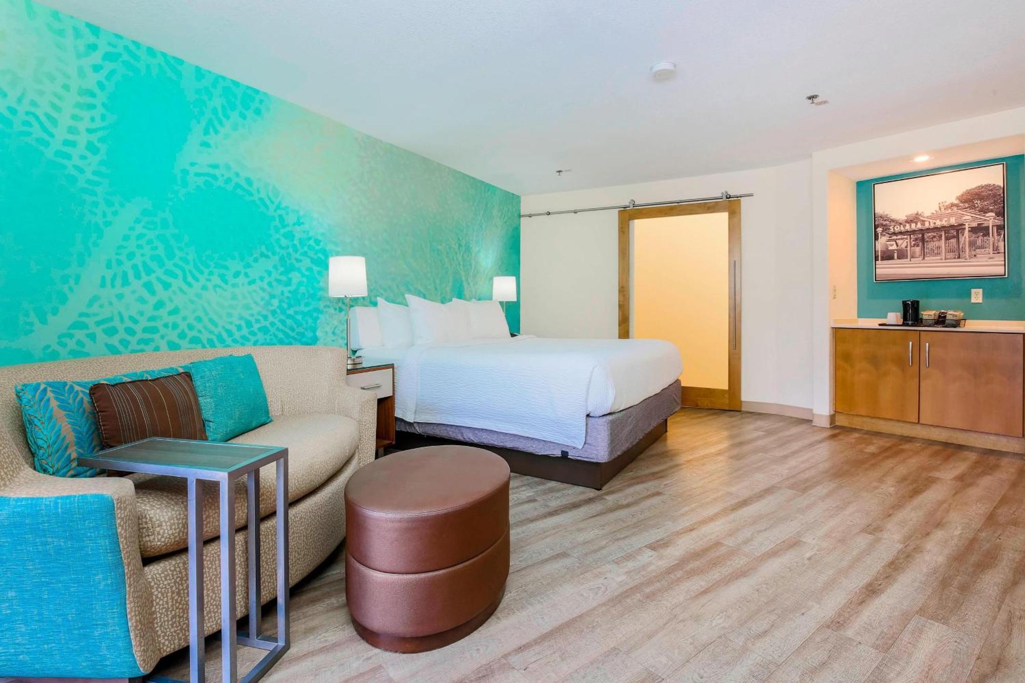 King Room Bathtub Mobility Access
