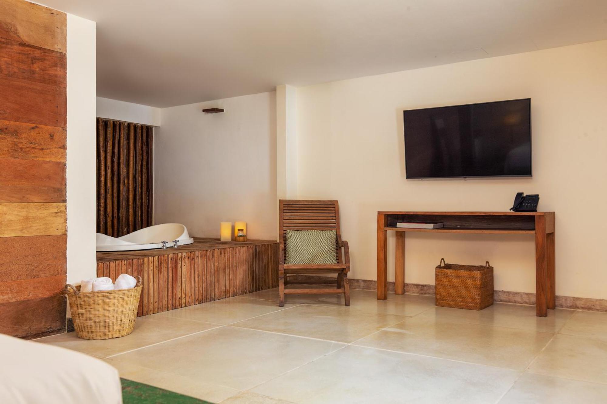 Deluxe Suite with Spa Bath