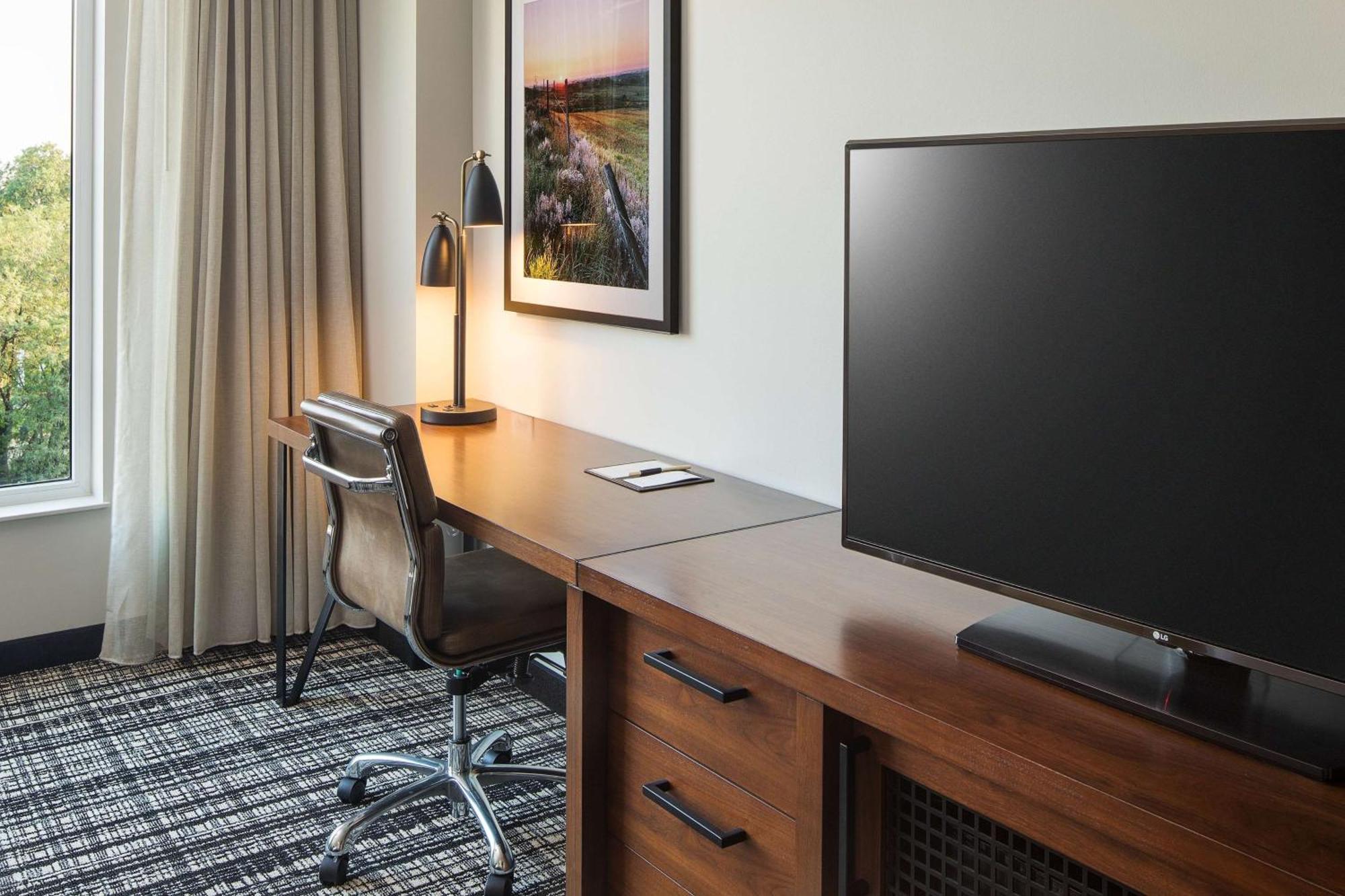Queen Room with Park View - High Floor