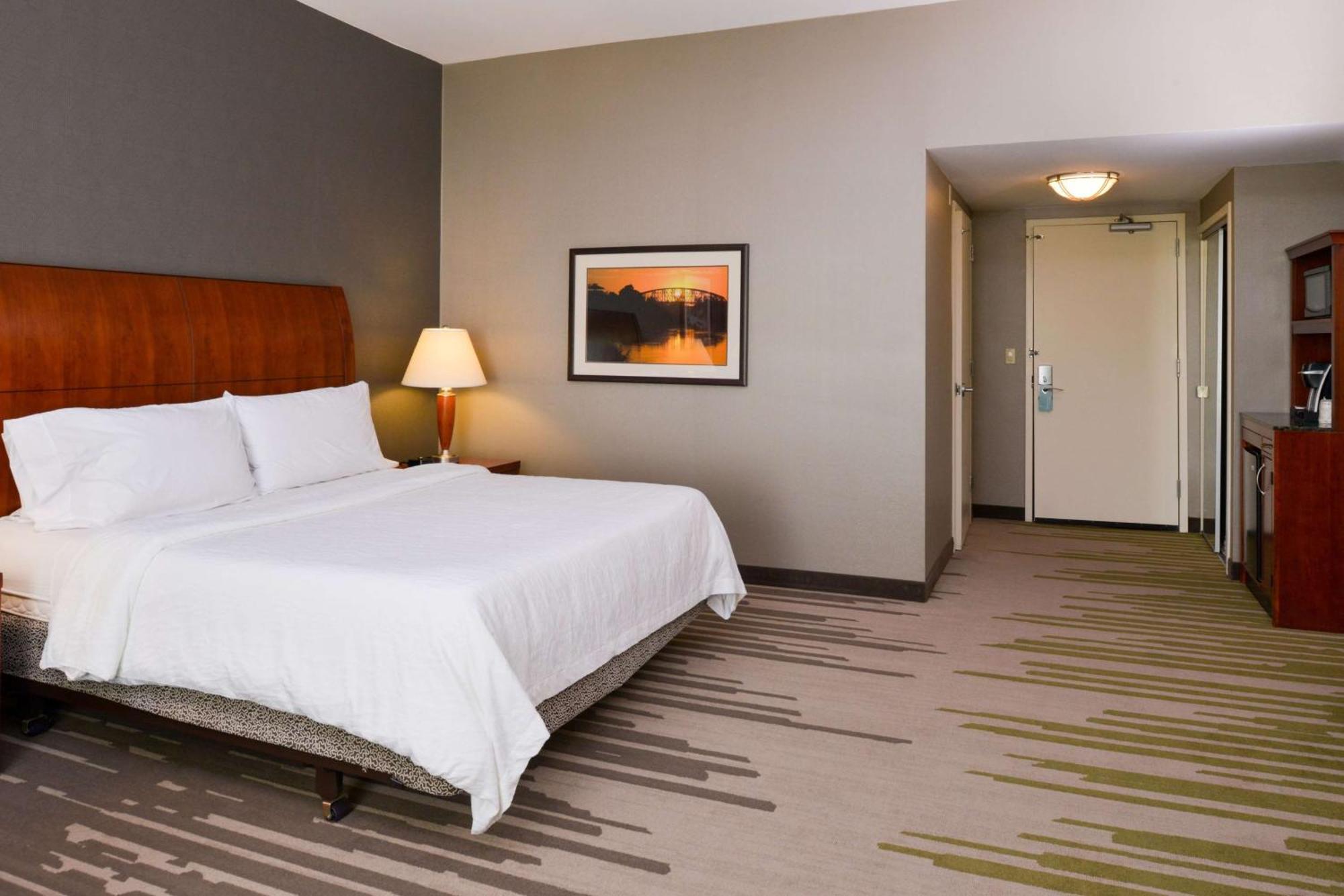 King Room with Roll-In Shower - Mobility Access