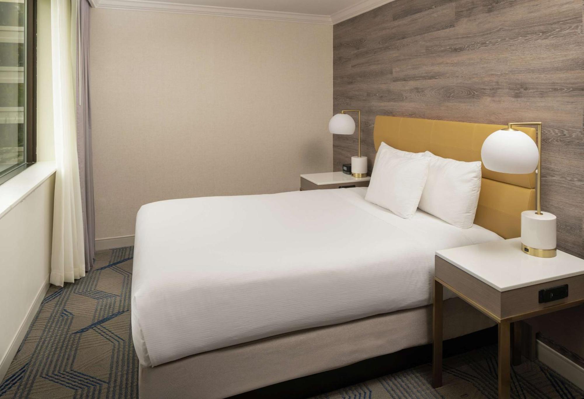 Queen Room,1557446836:JPEG