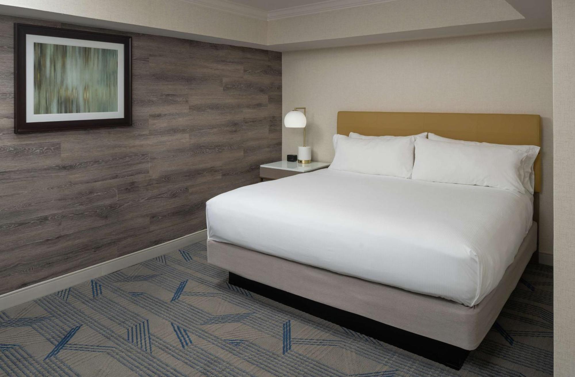 King Alcove Suite,1557446974:JPEG