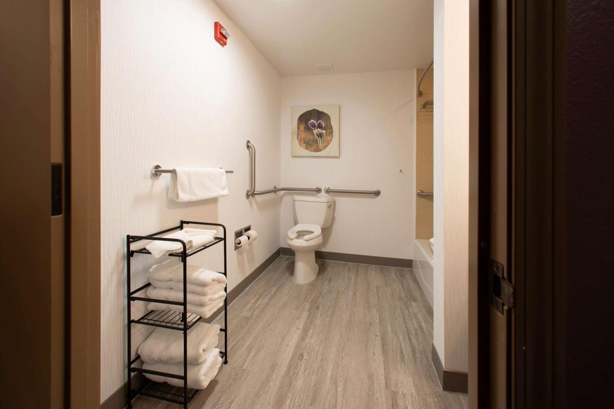 Queen Room with Two Queen Beds and Accessible Tub - Mobility Access,1557447838:JPEG