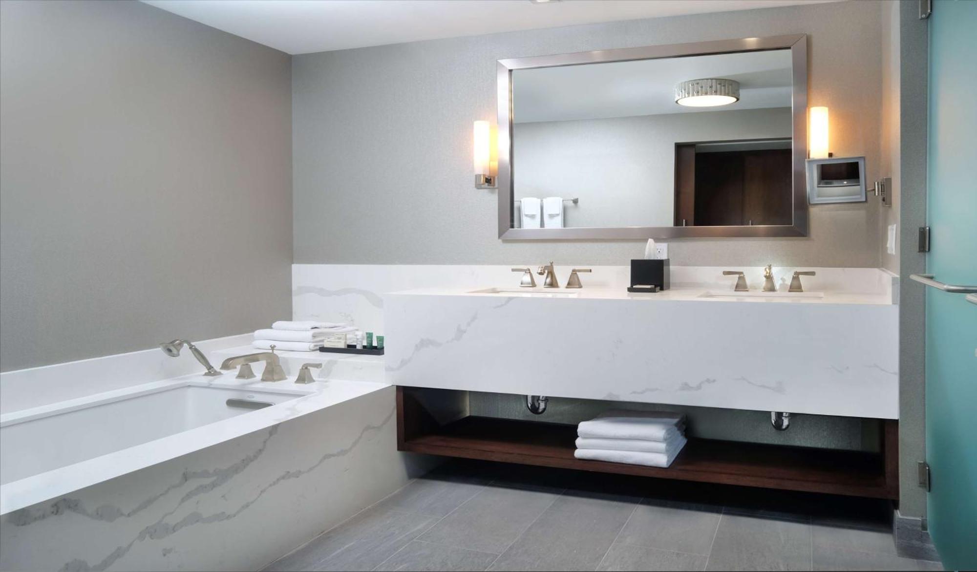 Premier Preferred Two Room Suite Partial Ocean View 1 King Bed,1557458479:JPEG