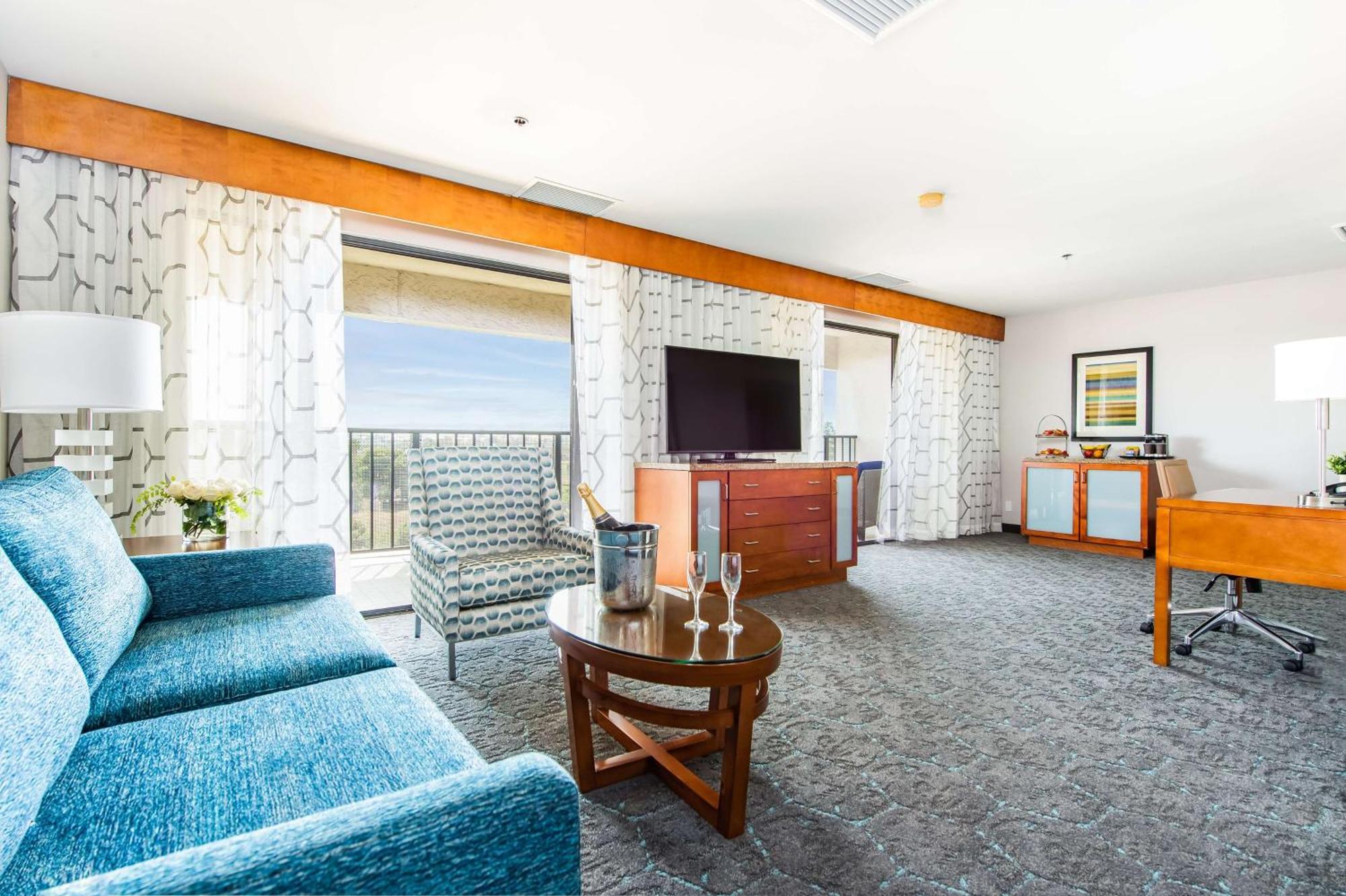 Executive King Suite - Non-Smoking,1557464464:JPEG