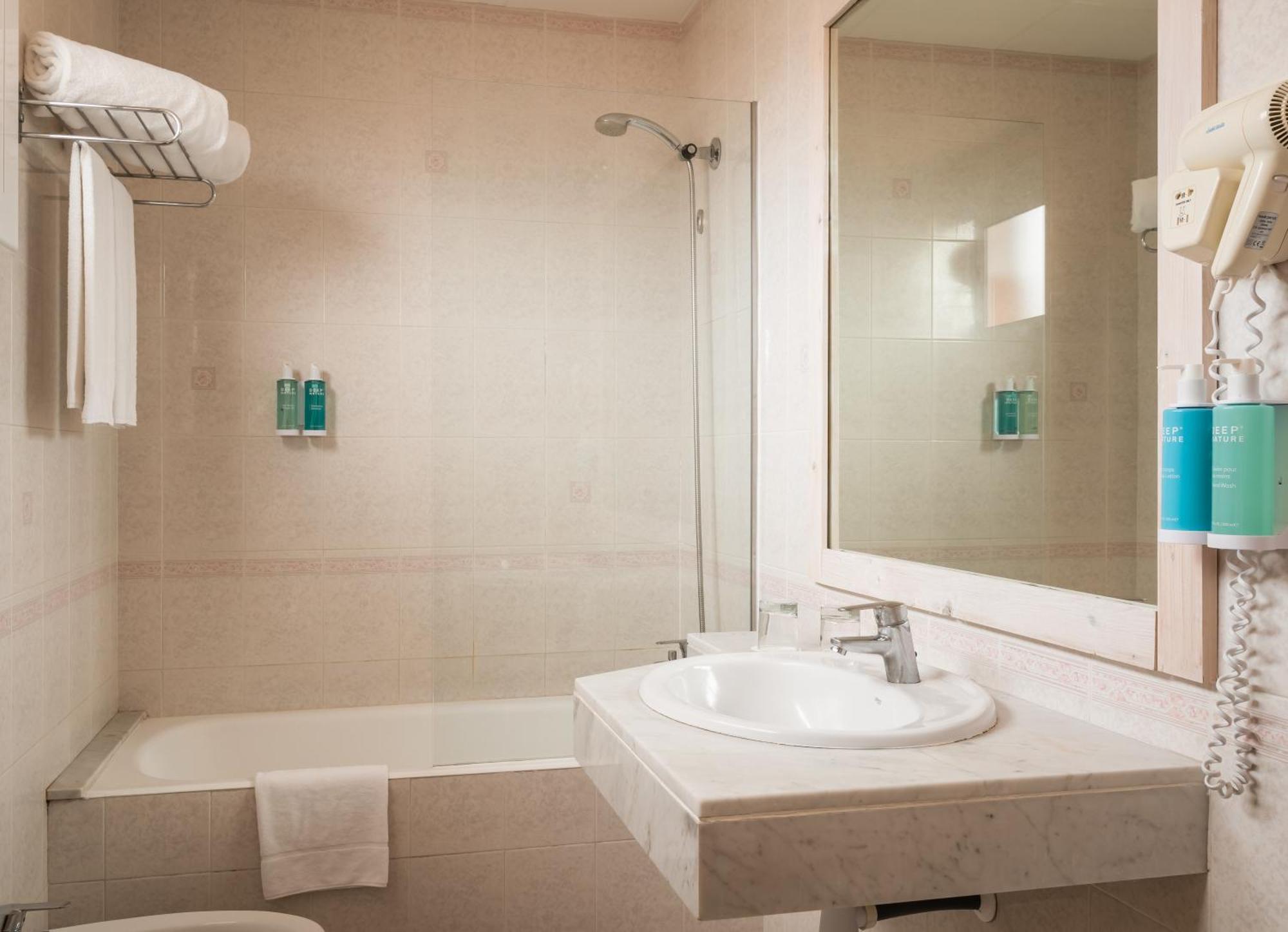 Double or Twin Room,1558282711:JPEG