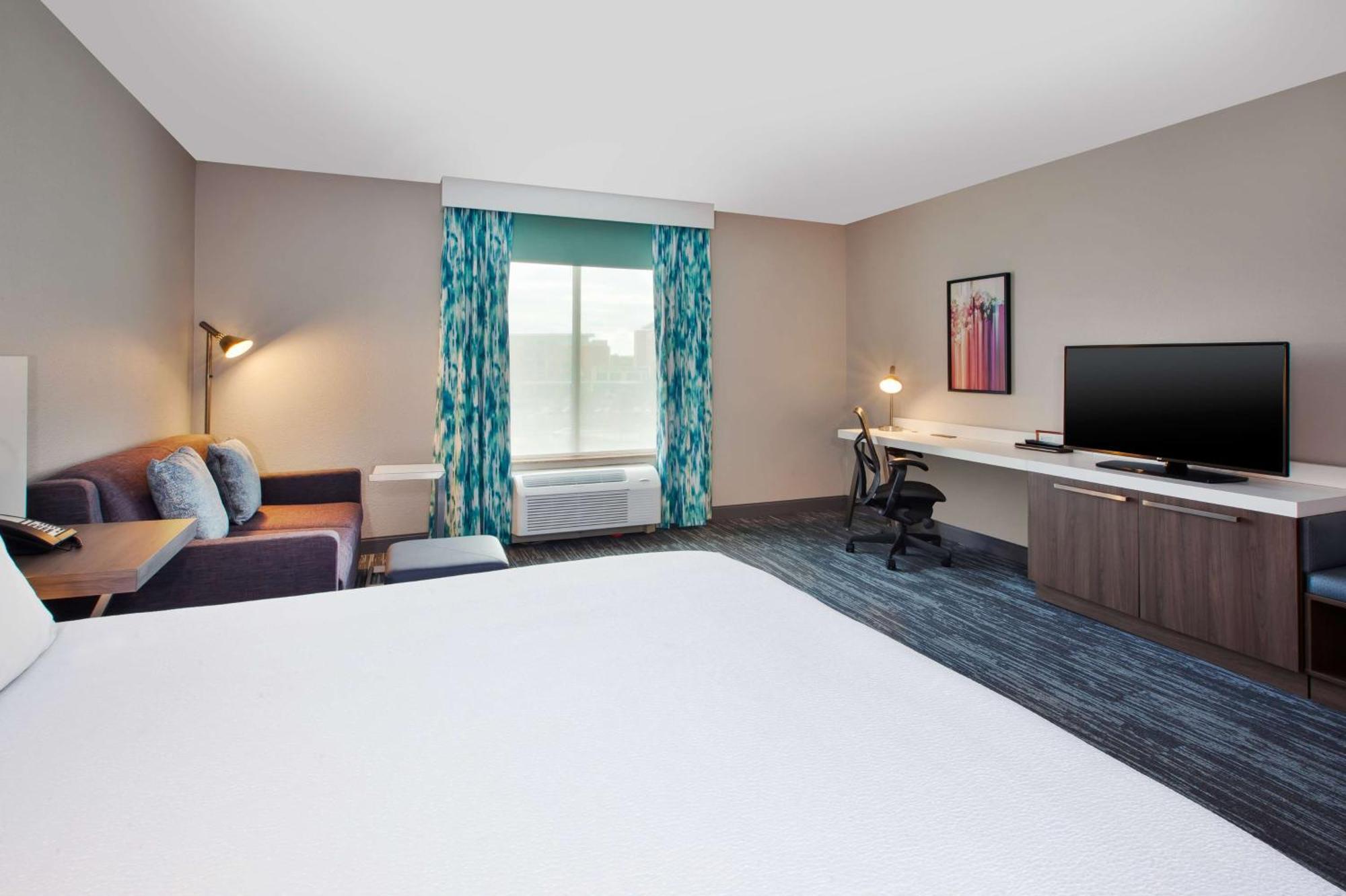 Deluxe King Room - Hearing Accessible,1557813985:JPEG