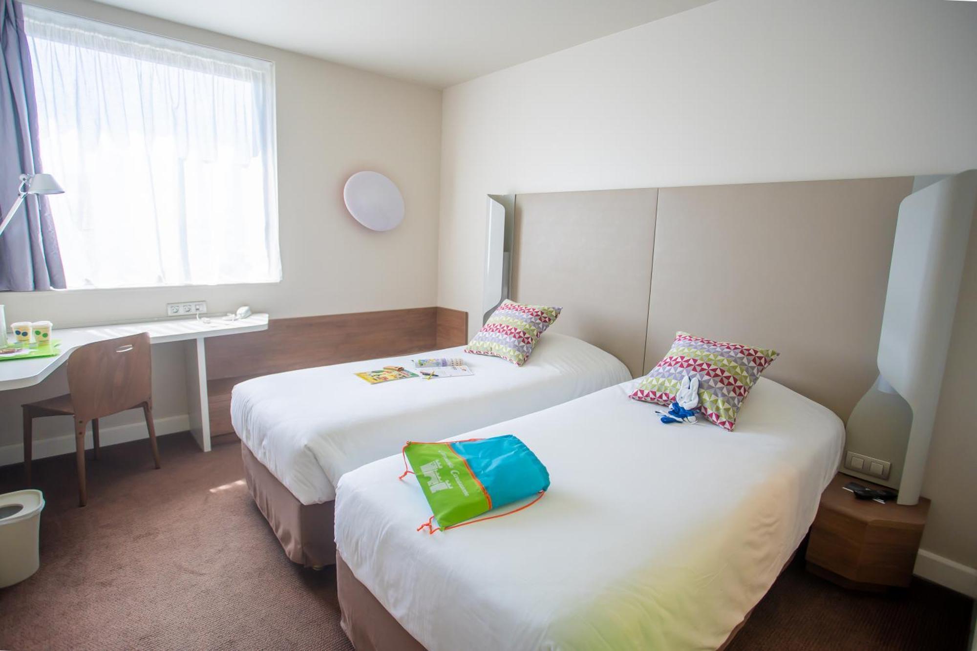 Standard Queen Room Three Single Beds